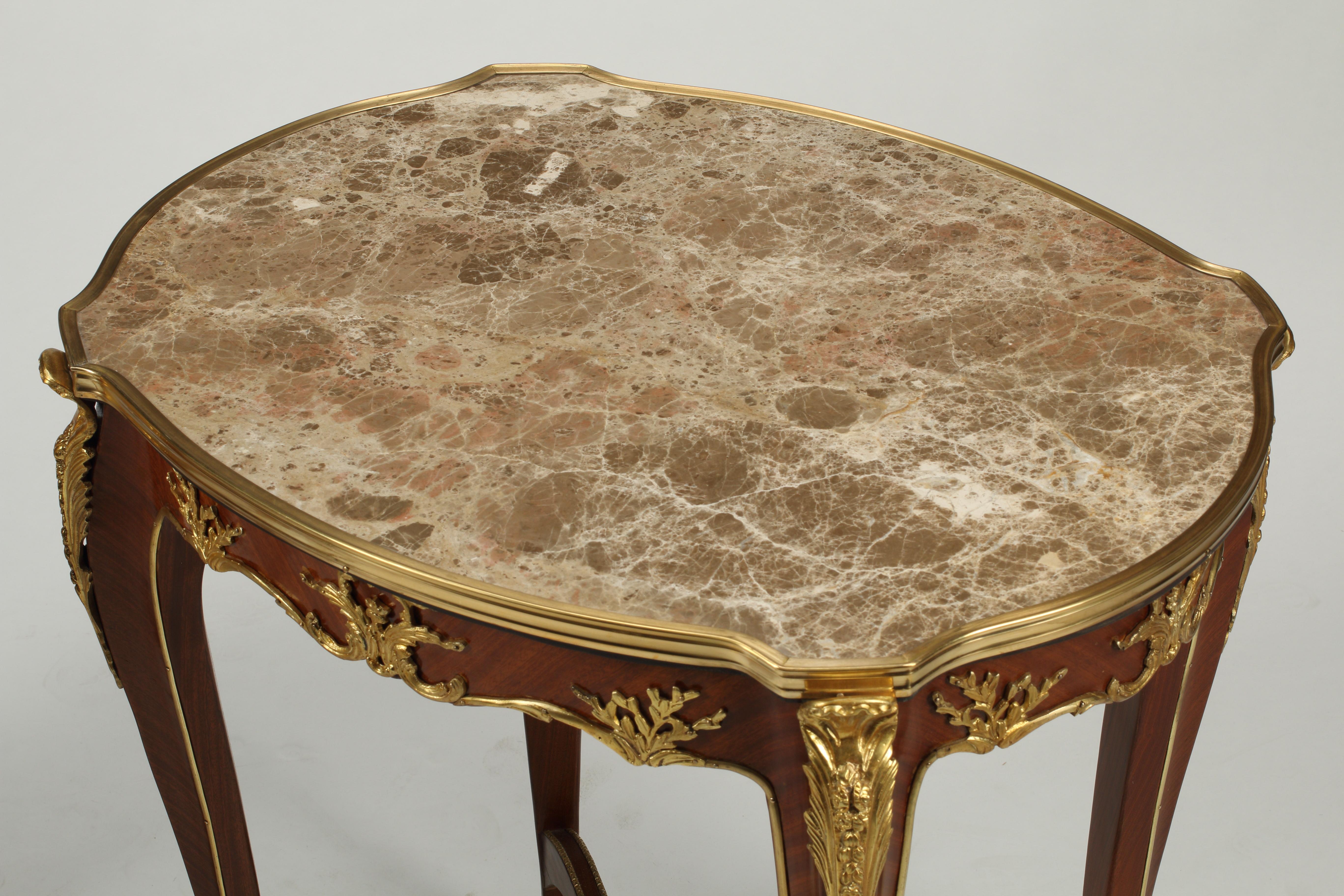 Paar Tische im Louis-XV-Stil mit Marmorplatte und Bronzebeschlägen im Angebot 1