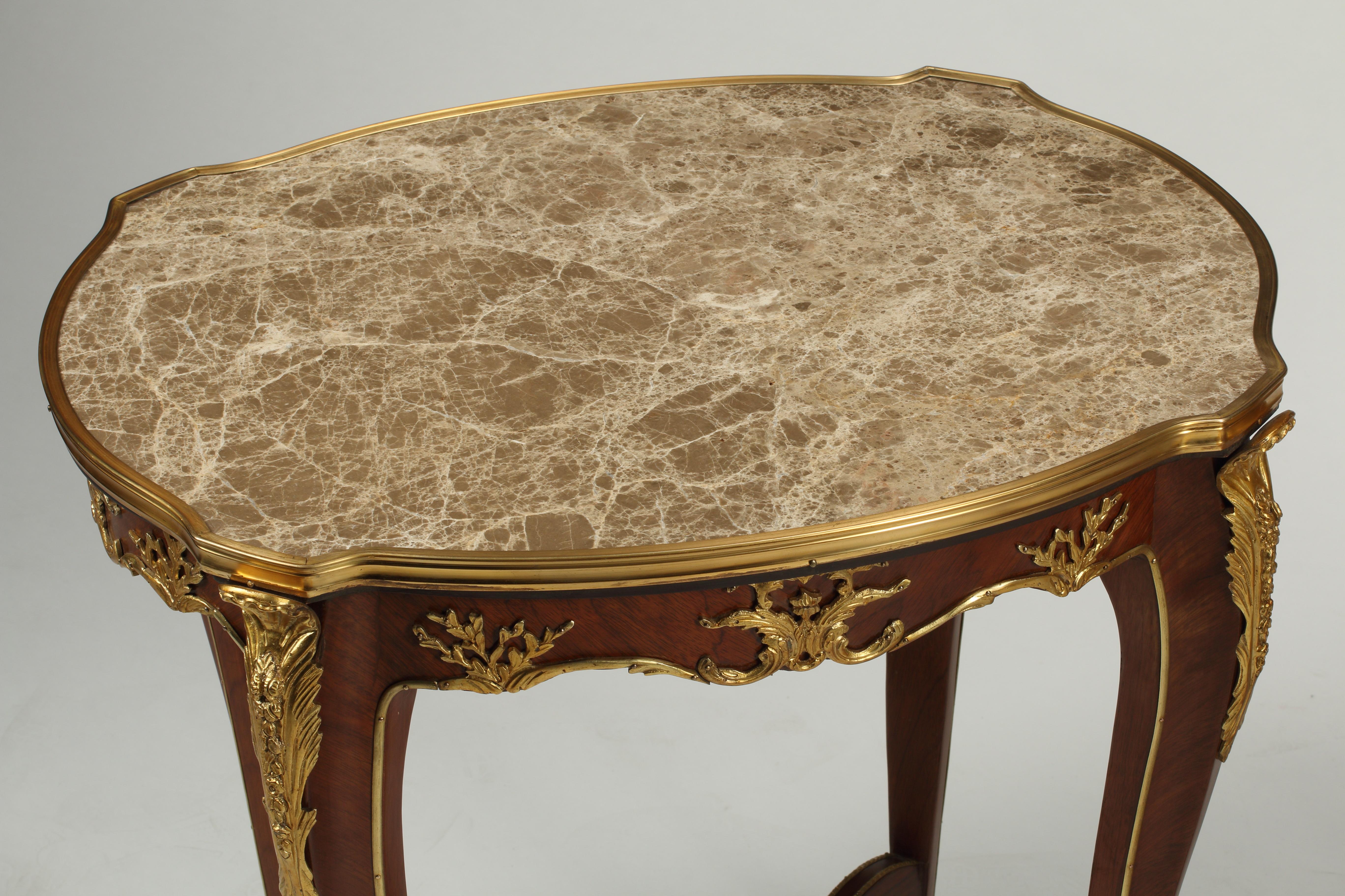 Paar Tische im Louis-XV-Stil mit Marmorplatte und Bronzebeschlägen im Angebot 2
