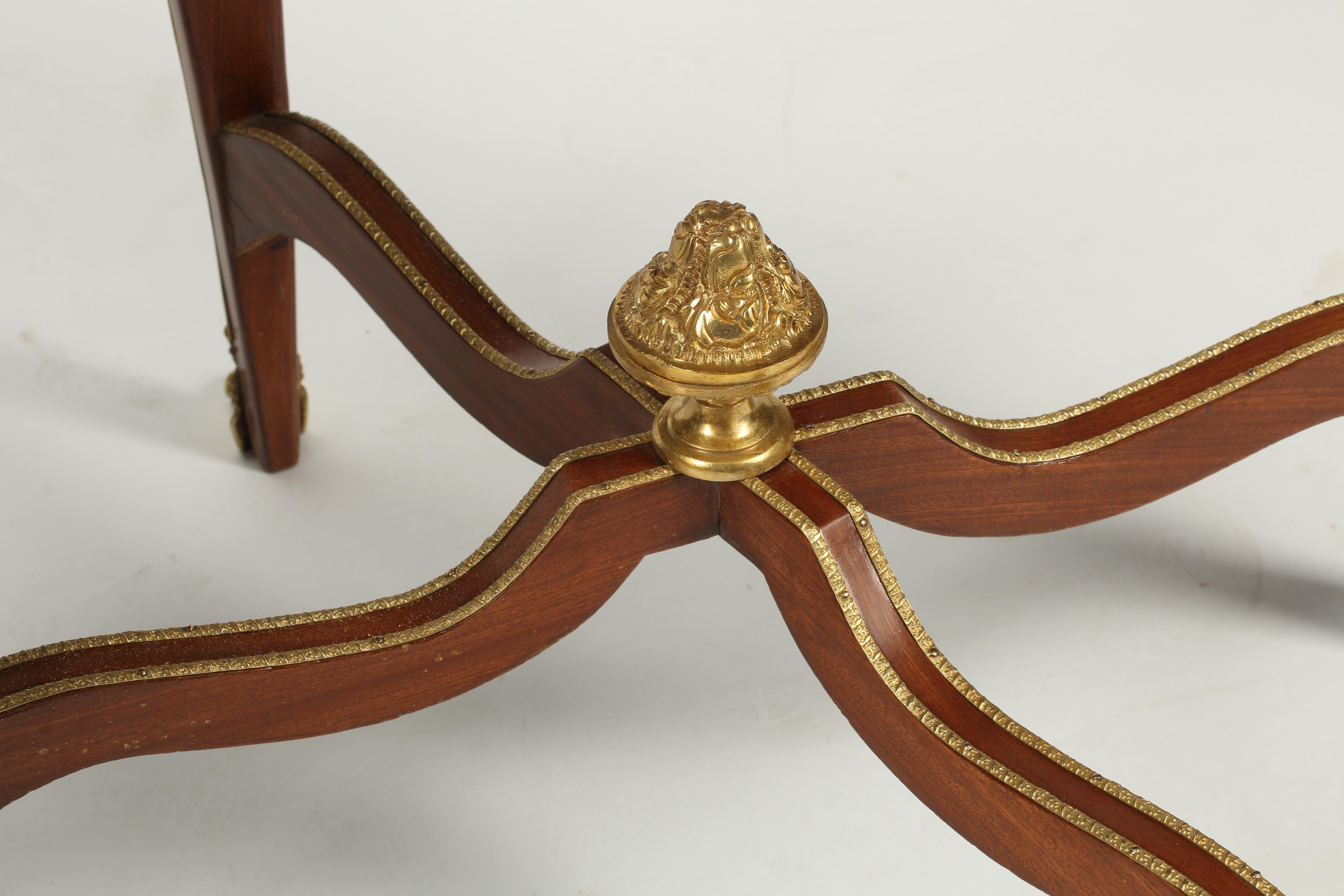 Paire de tables de style Louis XV avec plateau en marbre et montures en bronze en vente 3