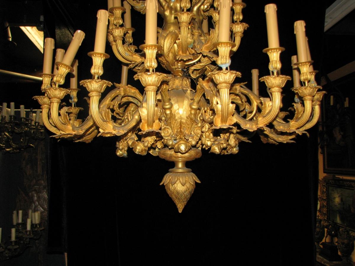 Coppia di lampadari a tre luci con figure in Ormolu in stile Luigi XV in vendita 8