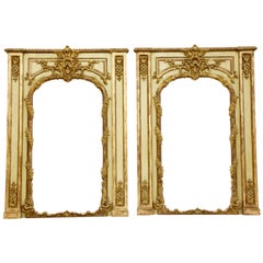 Paire de miroirs Trumeau de style Louis XV, vert français avec rehauts en or vieilli