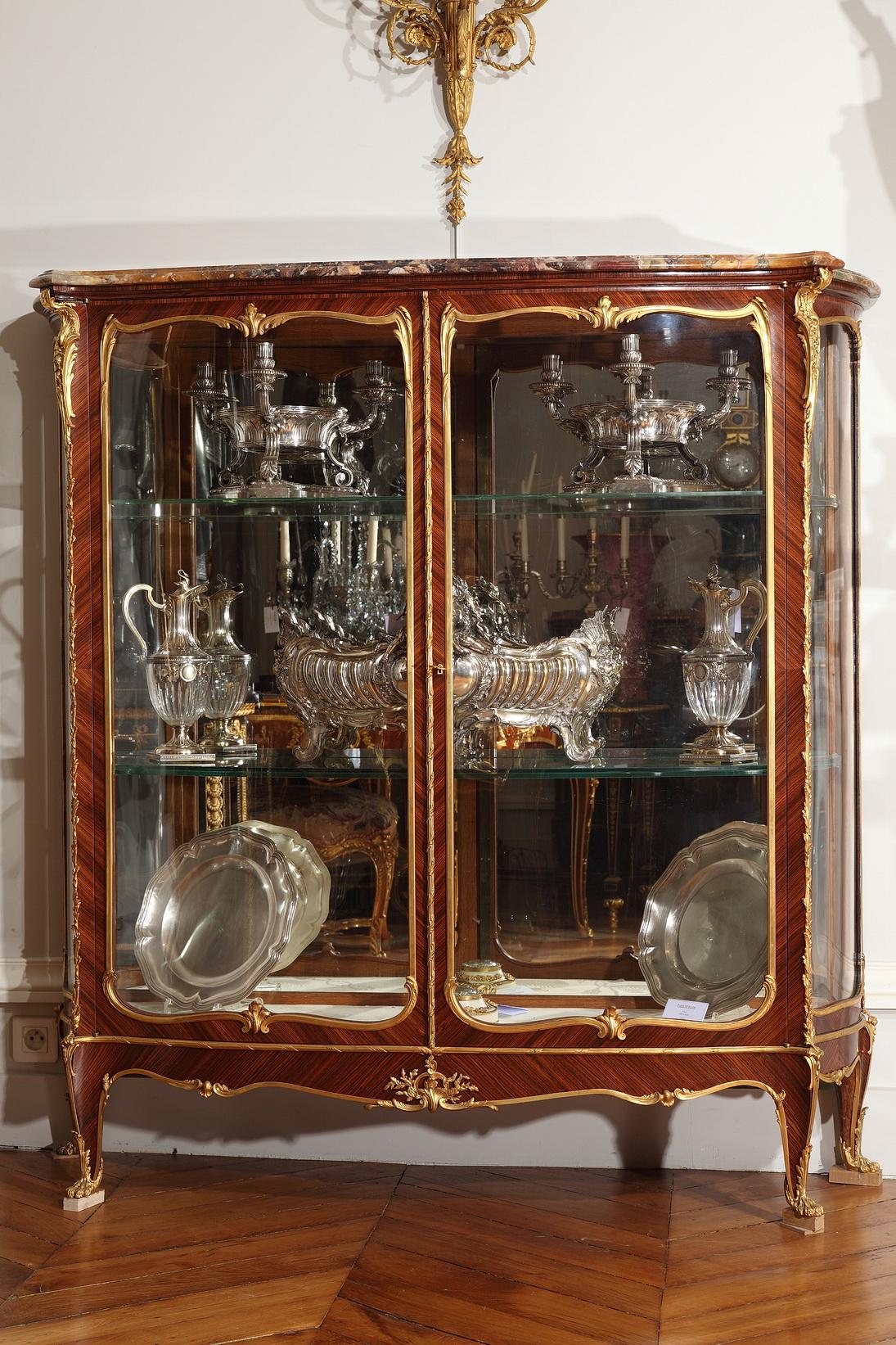 French Pair of Louis XV Style Vitrines Attributed to J.-E. Zwiener, France, Circa 1885 For Sale