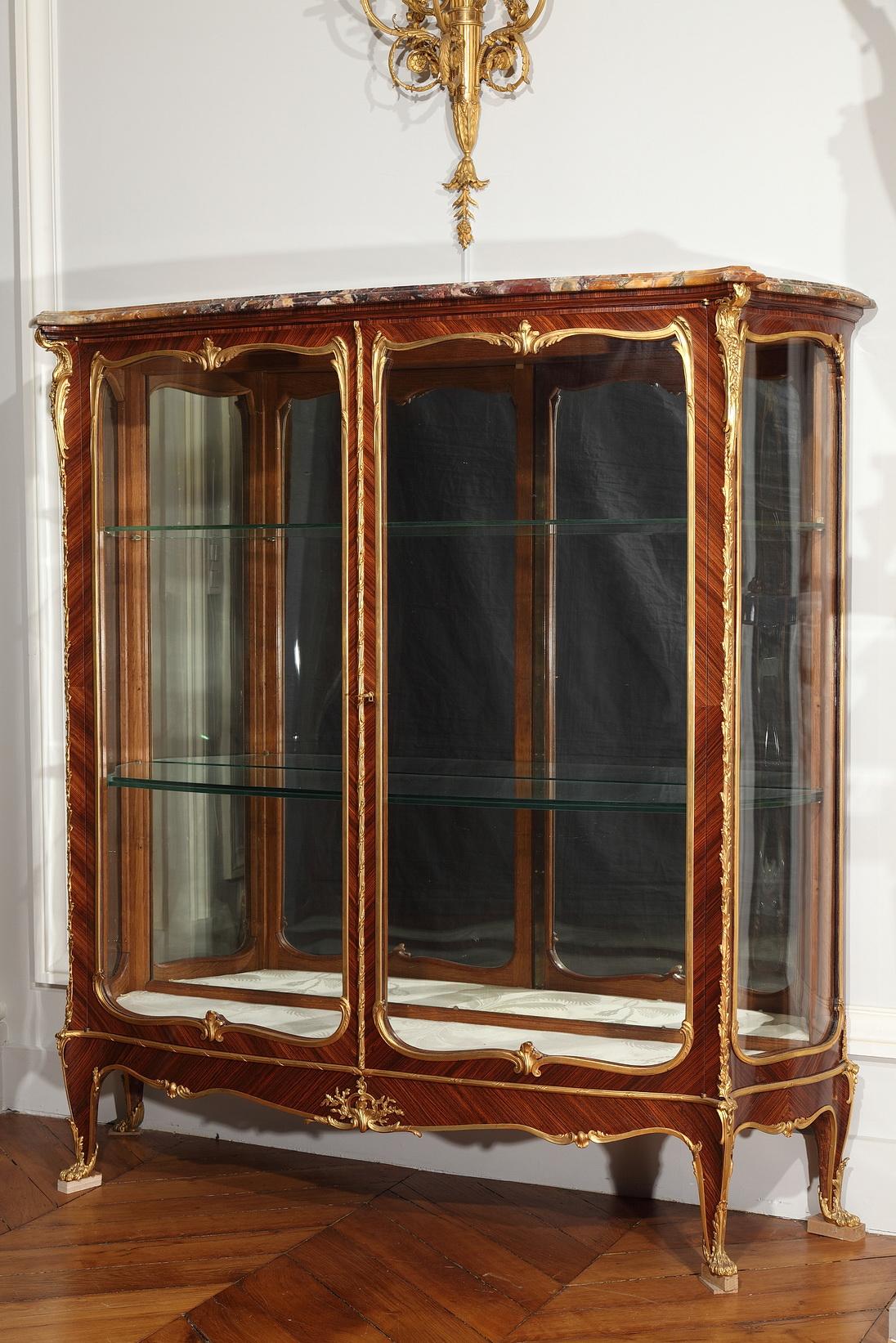 Pair of Louis XV Style Vitrines Attributed to J.-E. Zwiener, France, Circa 1885 In Good Condition For Sale In PARIS, FR