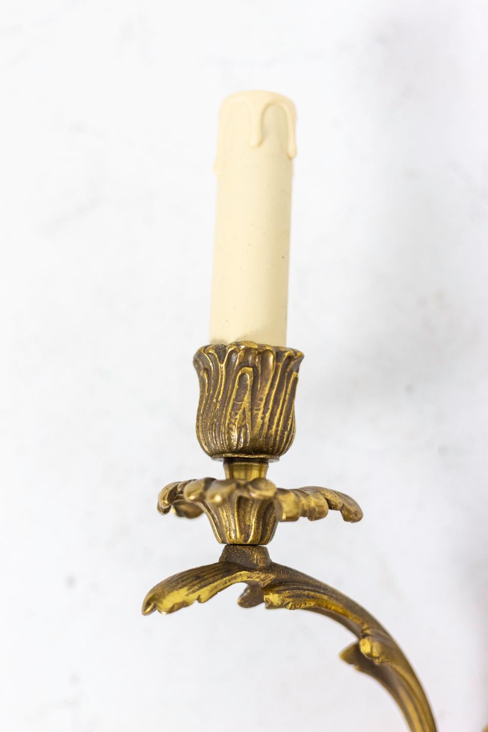 Coppia di lampade da parete in stile Luigi XV in bronzo dorato, anni '50 In condizioni buone in vendita a Saint-Ouen, FR
