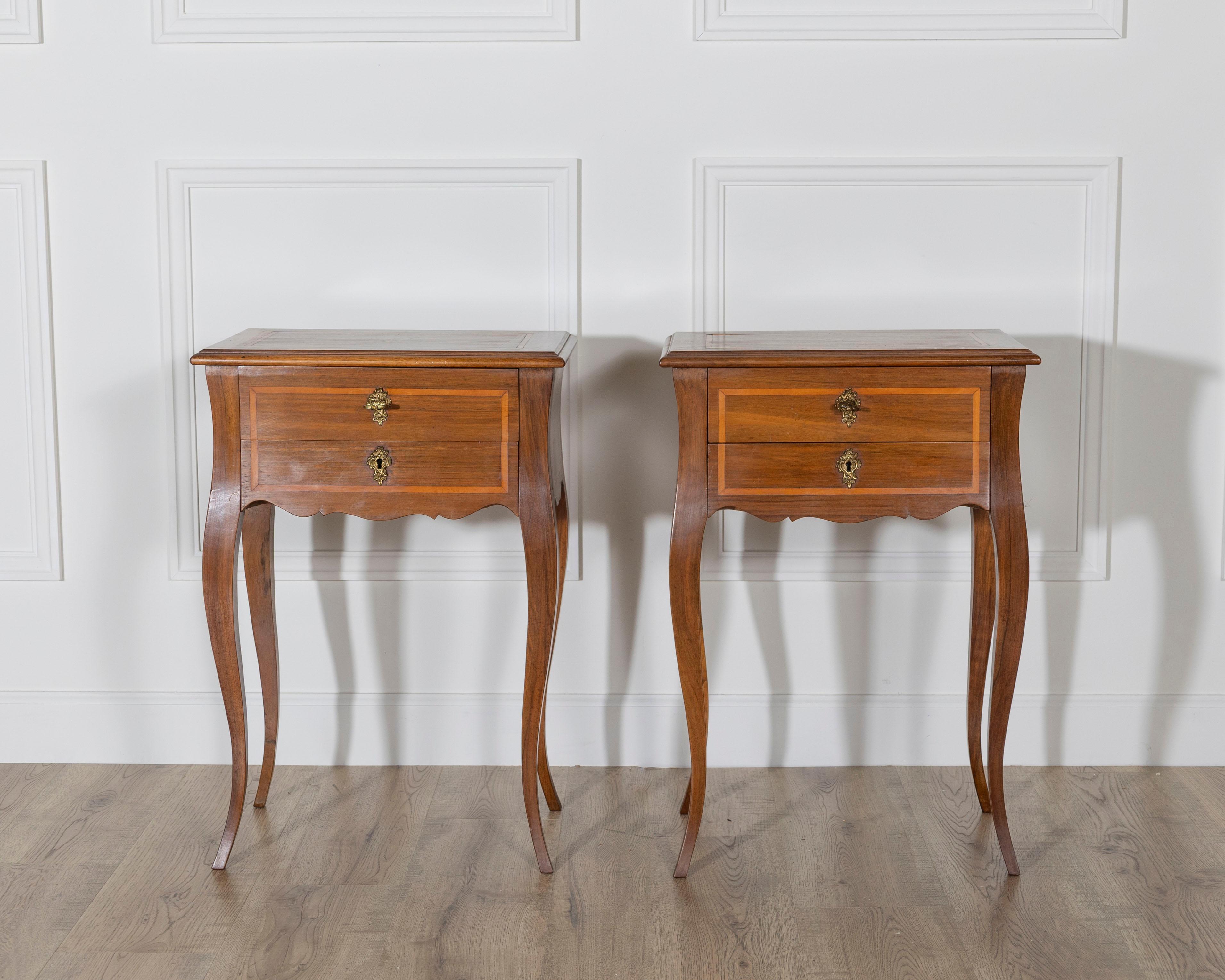 Questa raffinata coppia di comodini in stile Luigi XV mette in mostra l'eleganza senza tempo e le proporzioni aggraziate del design francese del XVIII secolo. Realizzato in noce pregiato, ogni tavolo presenta una delicata decorazione con fili