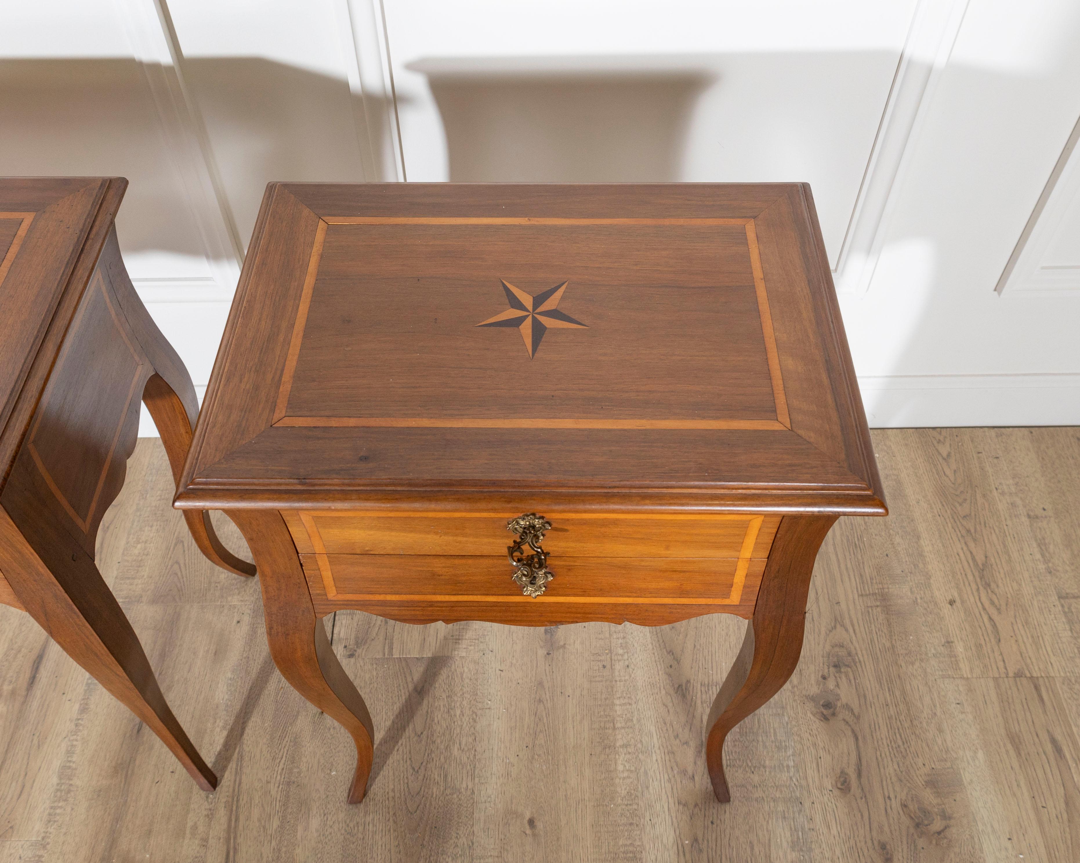 Coppia di comodini in legno di noce in stile Luigi XV con dettagli intarsiati In condizioni buone in vendita a Atlanta, GA