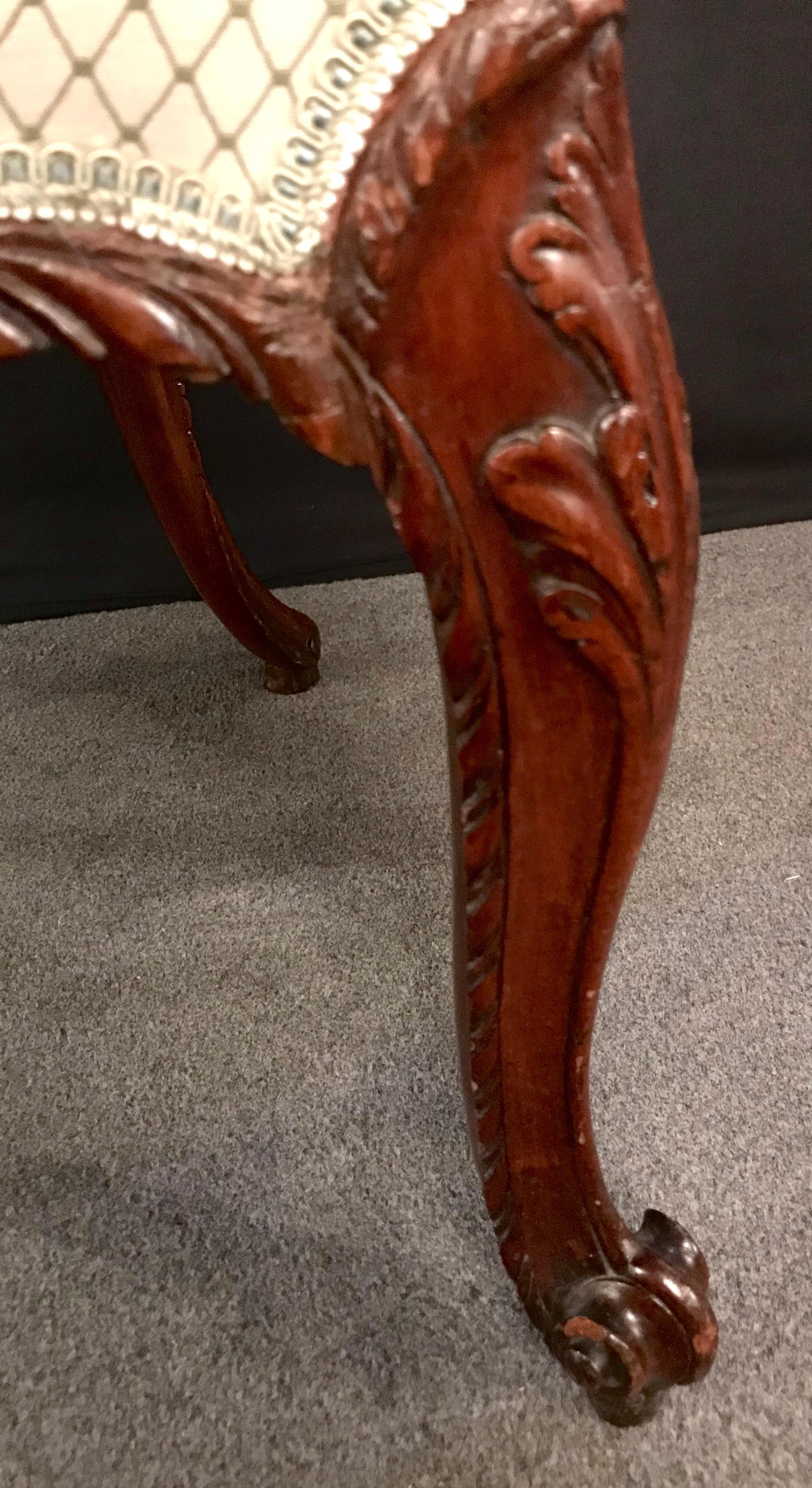 Sessel im Louis XV.-Stil, elfenbeinfarbener Scalamandre-Stoff, Nussbaum, 1950er Jahre im Angebot 9