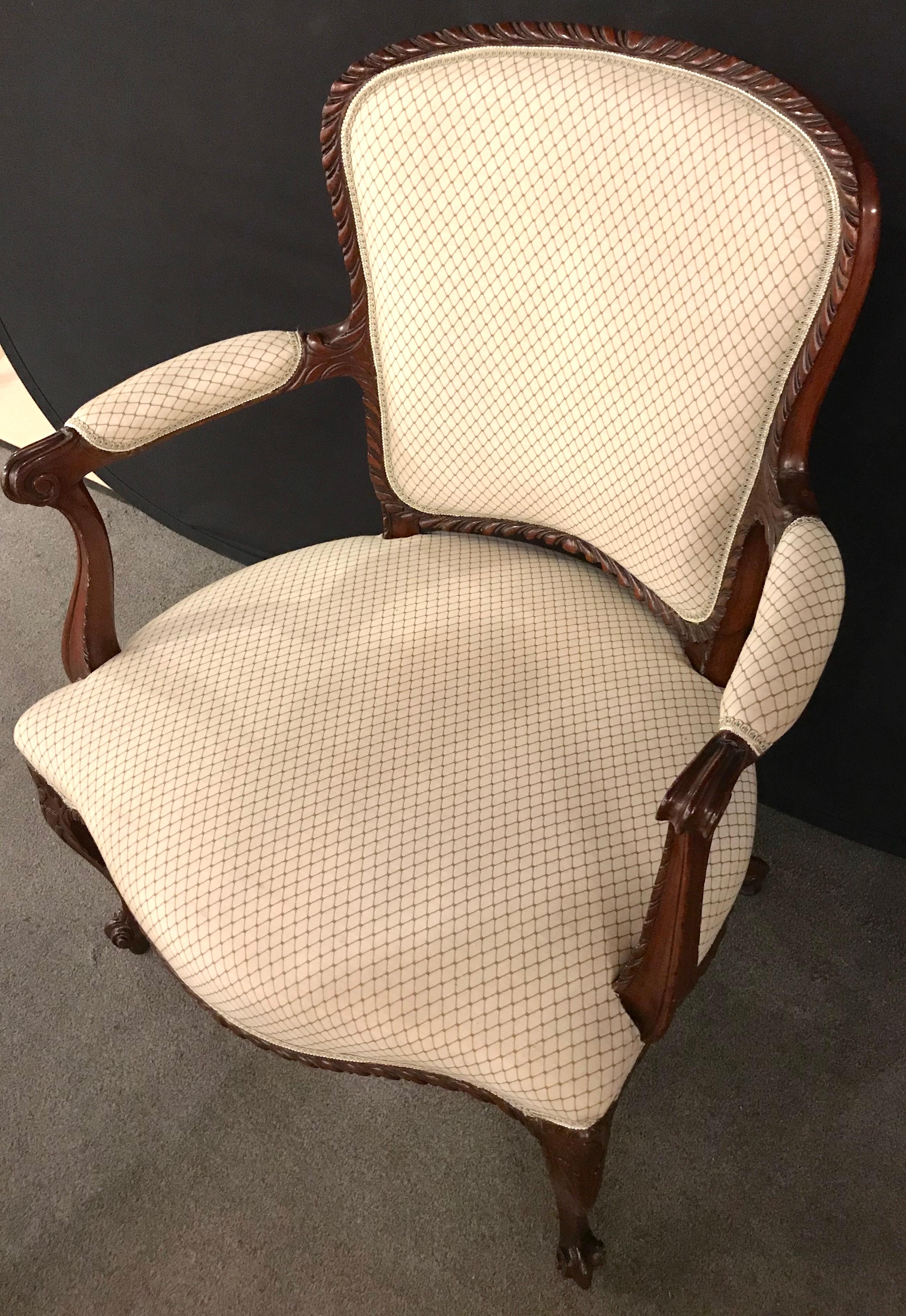 Sessel im Louis XV.-Stil, elfenbeinfarbener Scalamandre-Stoff, Nussbaum, 1950er Jahre (Mitte des 20. Jahrhunderts) im Angebot