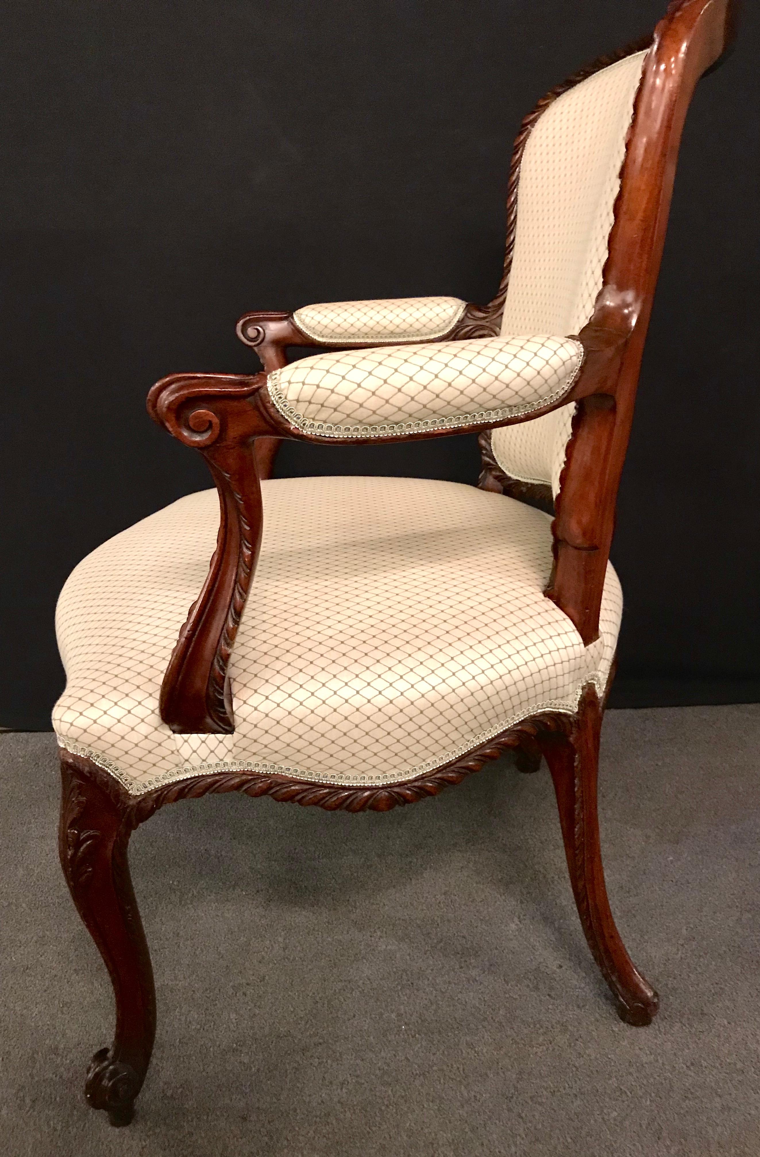 Sessel im Louis XV.-Stil, elfenbeinfarbener Scalamandre-Stoff, Nussbaum, 1950er Jahre (Polster) im Angebot