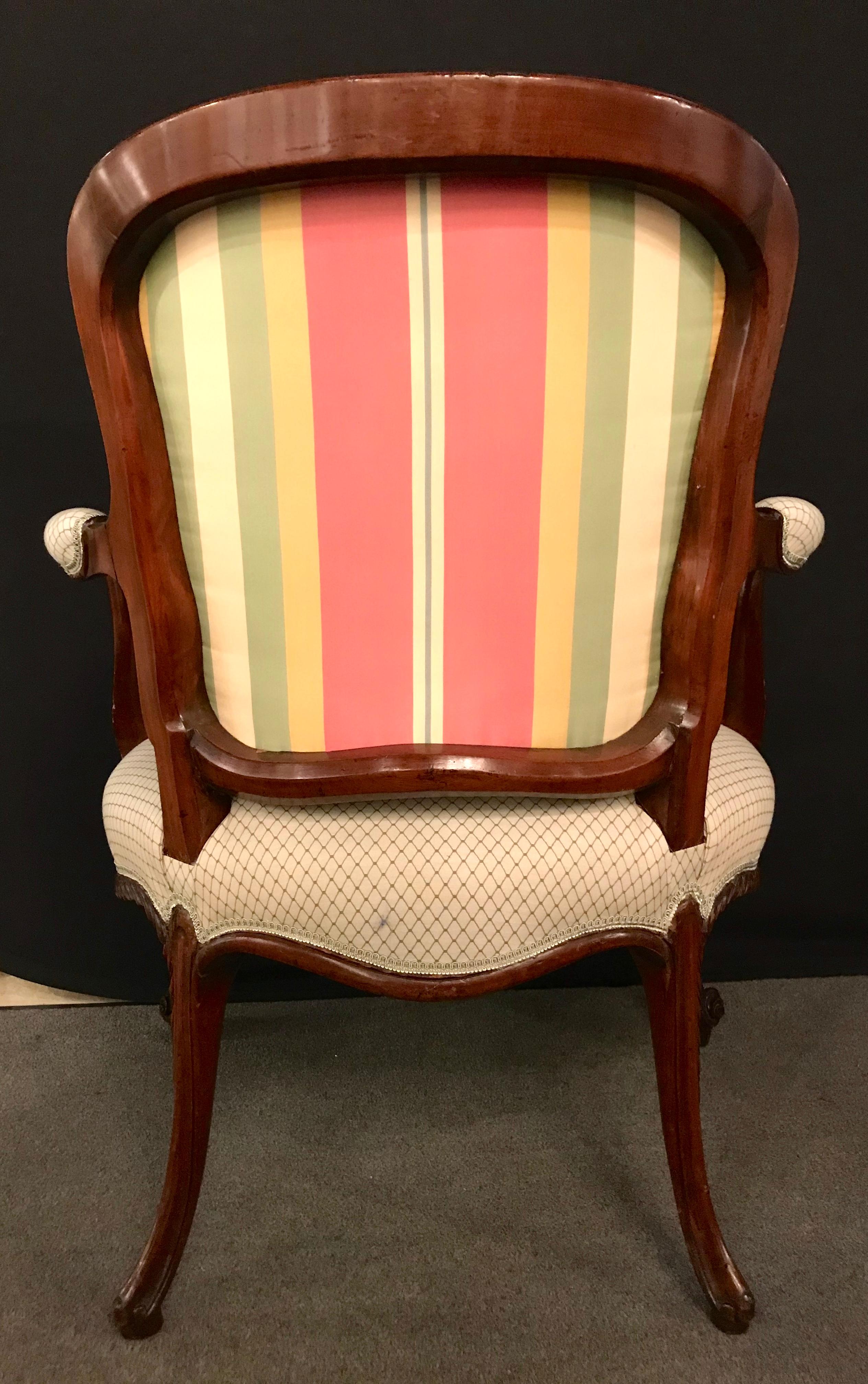 Sessel im Louis XV.-Stil, elfenbeinfarbener Scalamandre-Stoff, Nussbaum, 1950er Jahre im Angebot 2