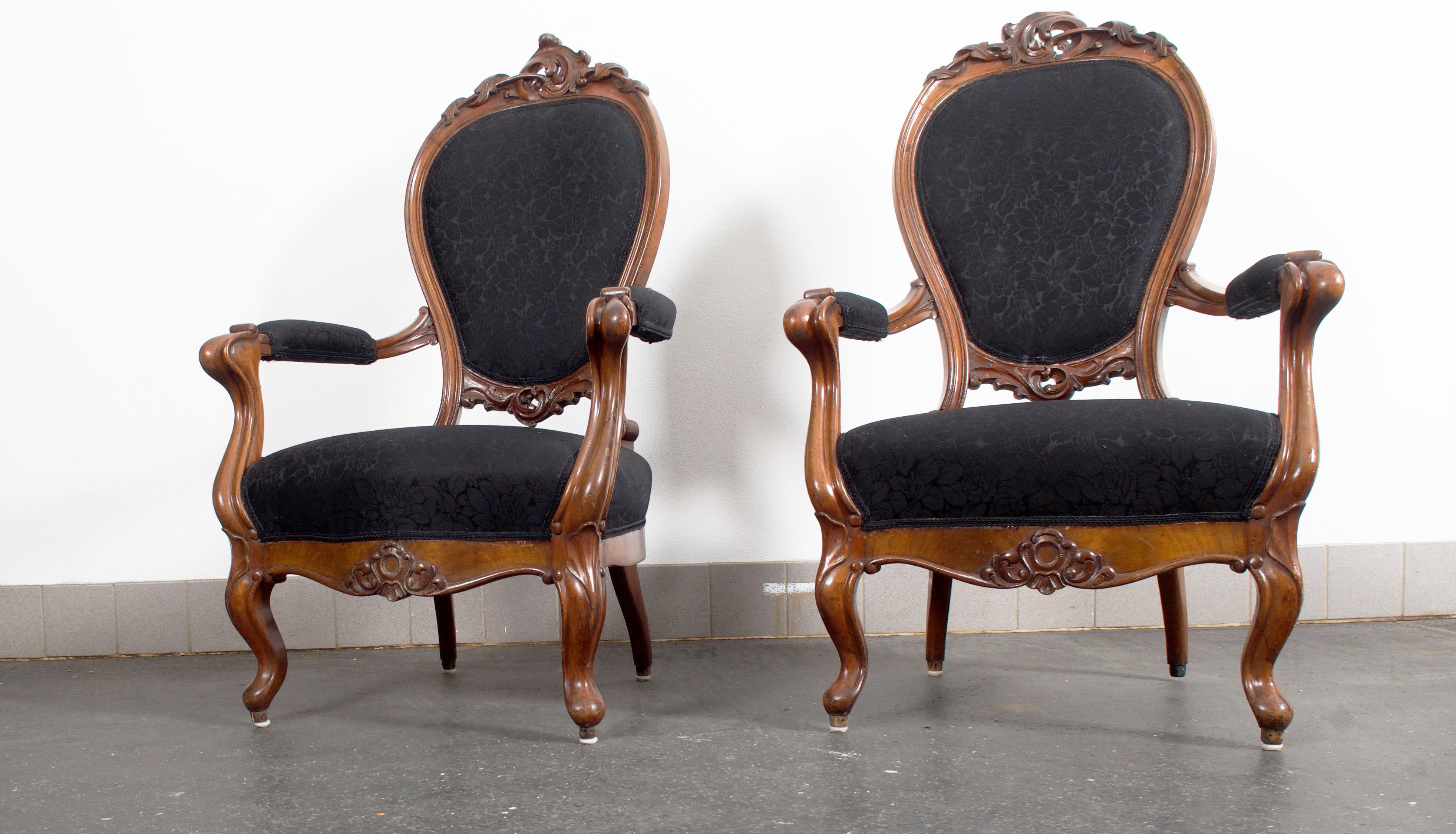 Sculpted walnut wood. Made in France in the late 19th century.
Upholsery is from the 1970s, chairs are in a good condition.
Scratches, use marks, stains.