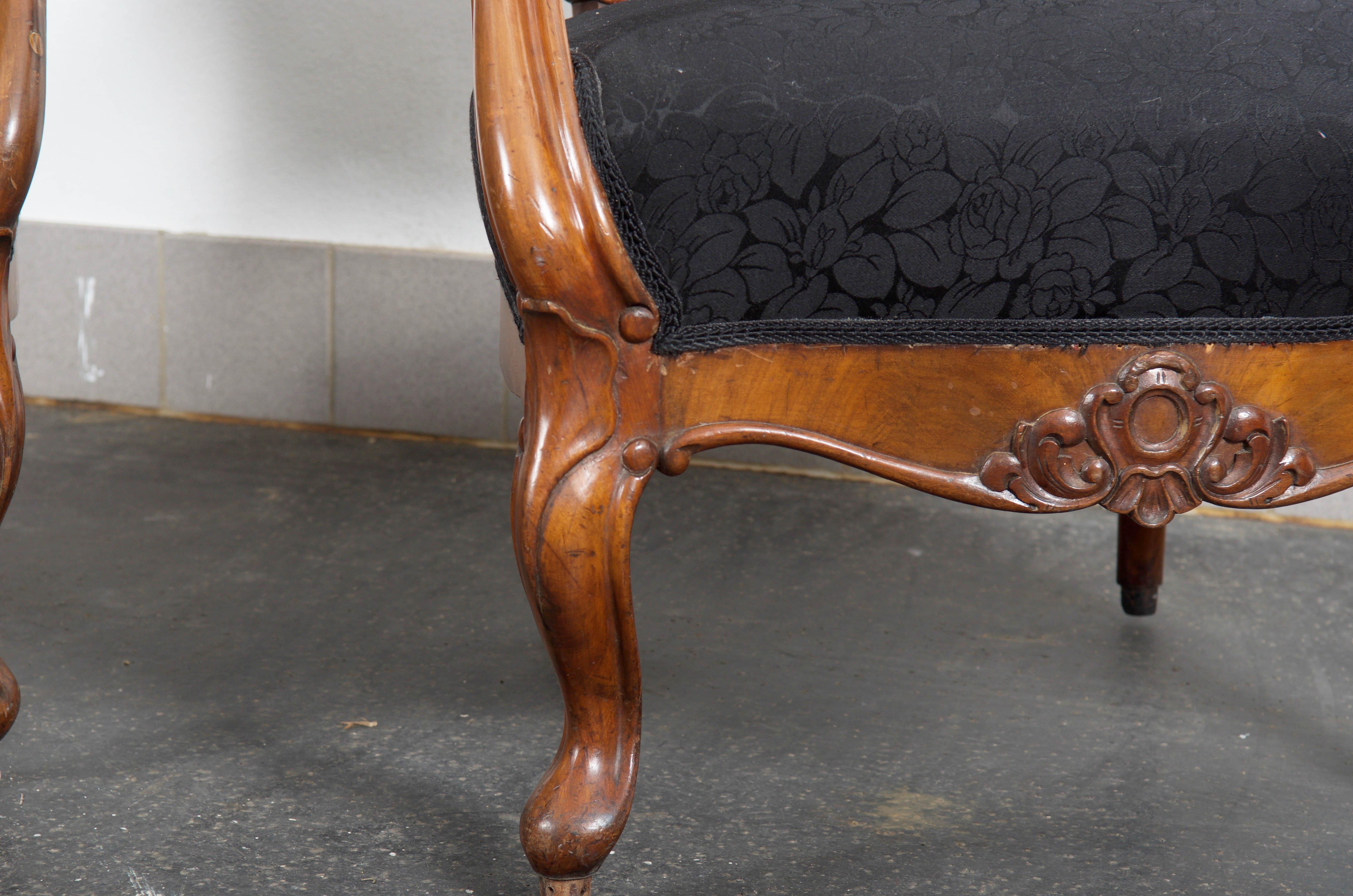 Paar Sessel aus Nussbaumholz im Louis XV-Stil (Französisch) im Angebot