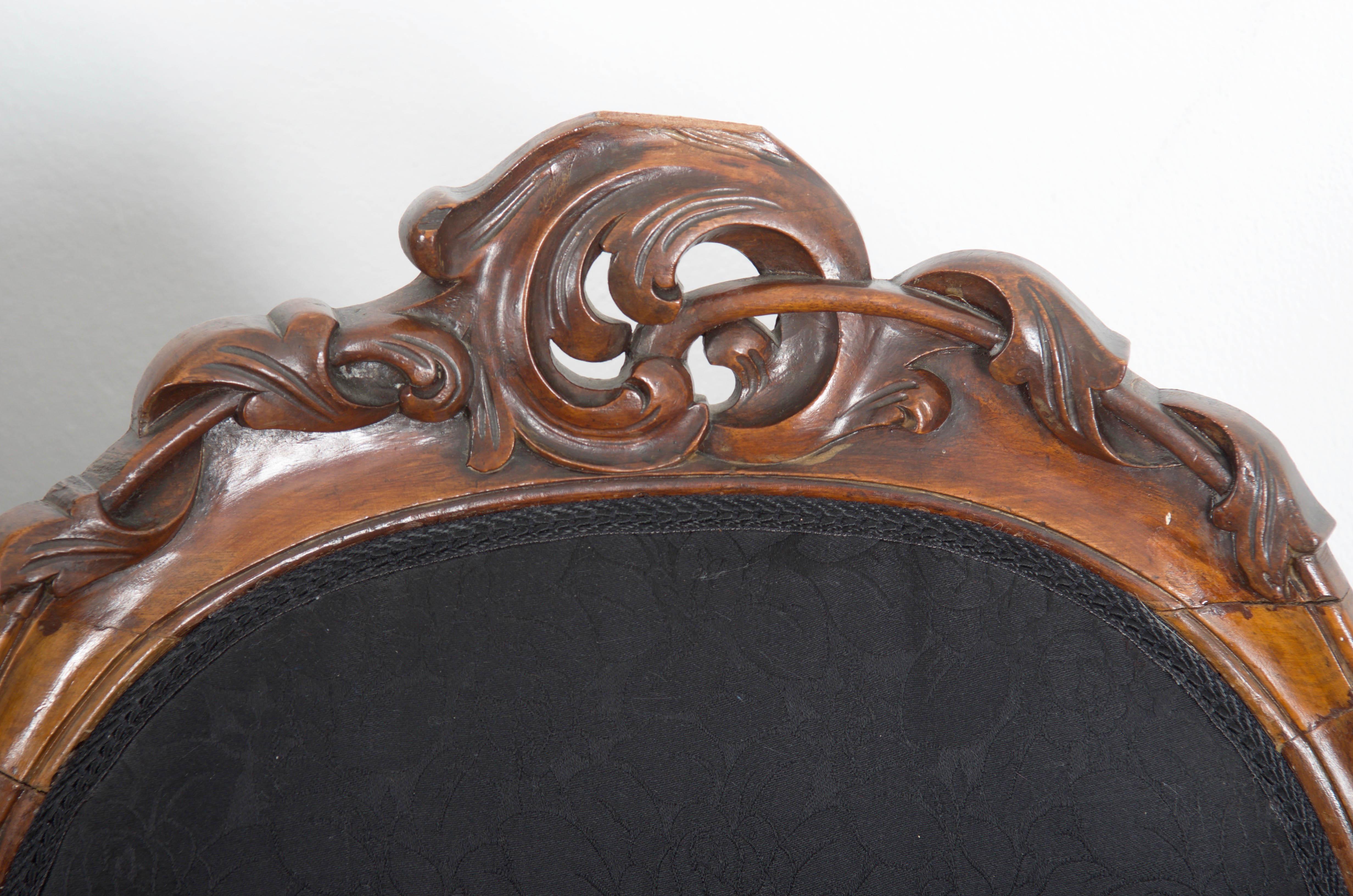 Tissu d'ameublement Paire de fauteuils de style Louis XV en bois de noyer en vente