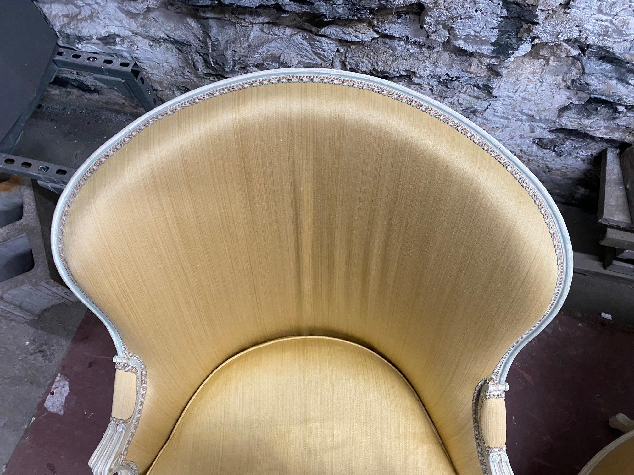 Paire de chaises Bergère de style Louis XV en bois peint et tapissé jaune en vente 6