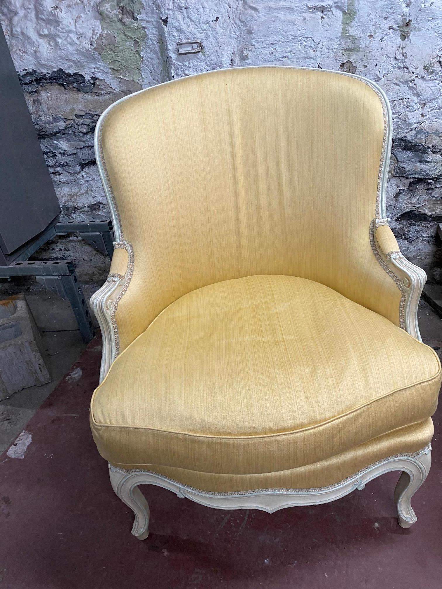 Pair of Louis XV Style Yellow Upholstered Painted Wood Bergère Chairs In Good Condition For Sale In Montreal, QC
