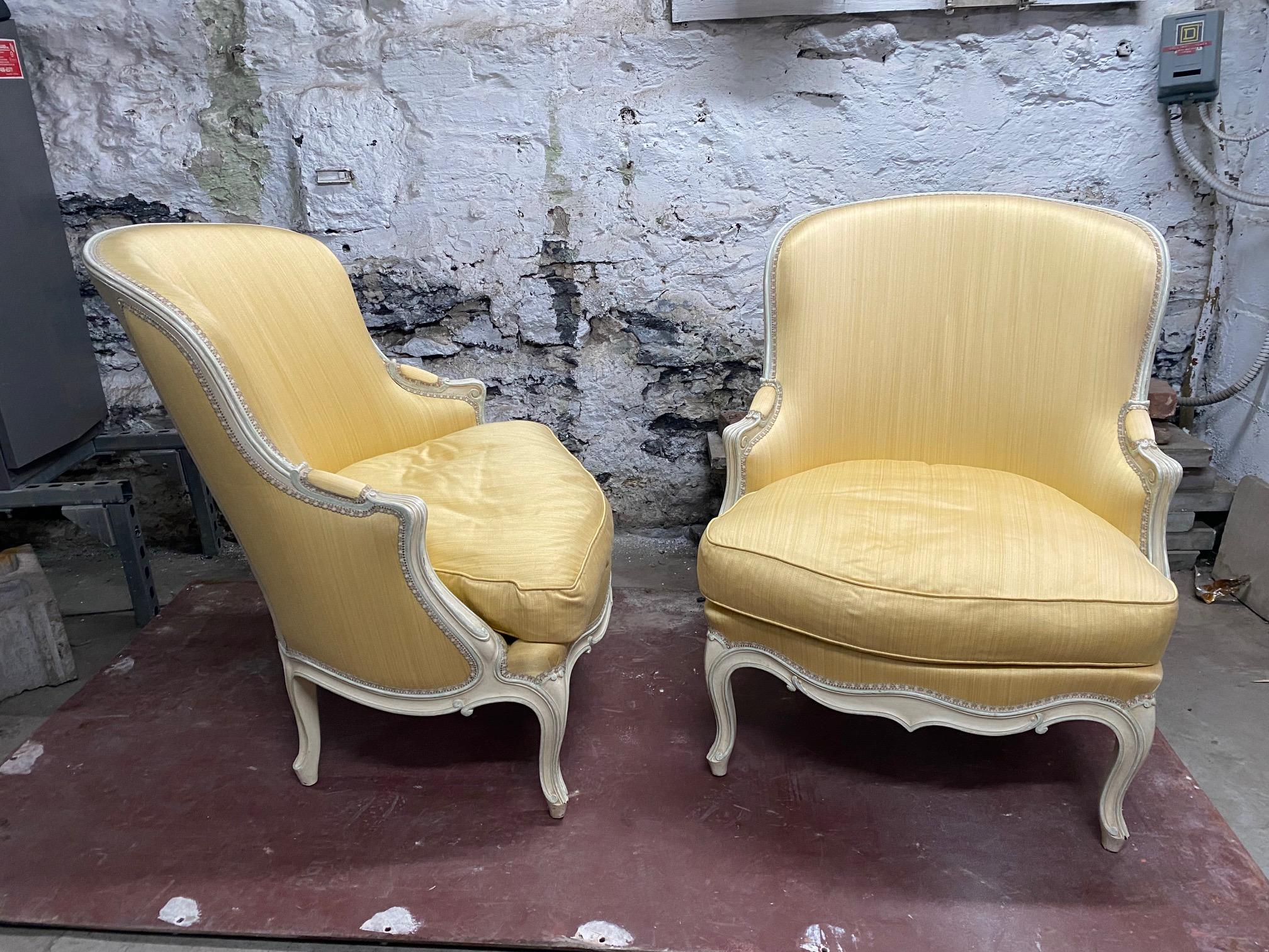 Paar gelb gepolsterte Bergère-Stühle im Louis XV-Stil aus lackiertem Holz im Zustand „Gut“ im Angebot in Montreal, QC