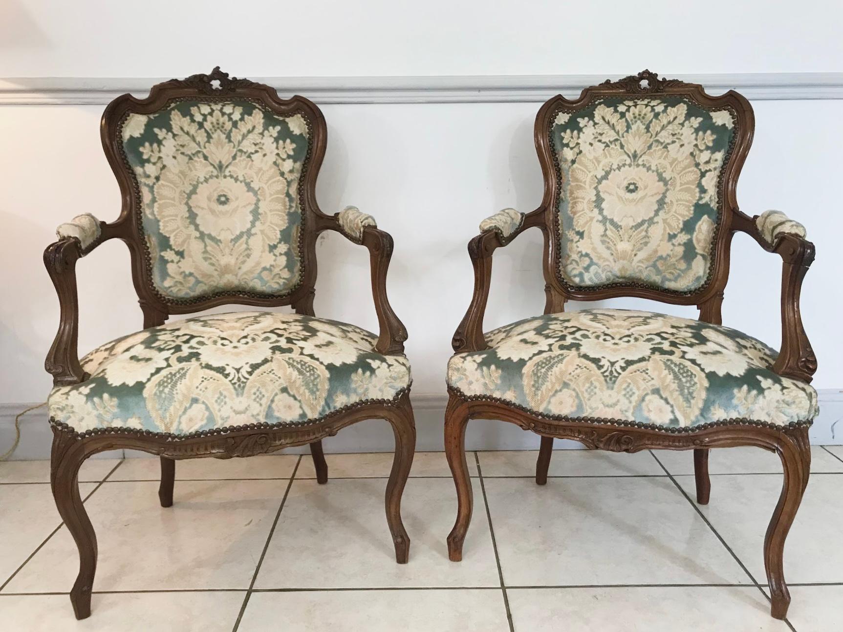 Beautifull Louis 15 style cabriolet Armchair dating from the Napoléon III period. Its 4 legs are curved. The armrests are sculpted bringing a certain elegance. The top of the backrest is also carved with a kind of plant scroll forming a circle. 
It