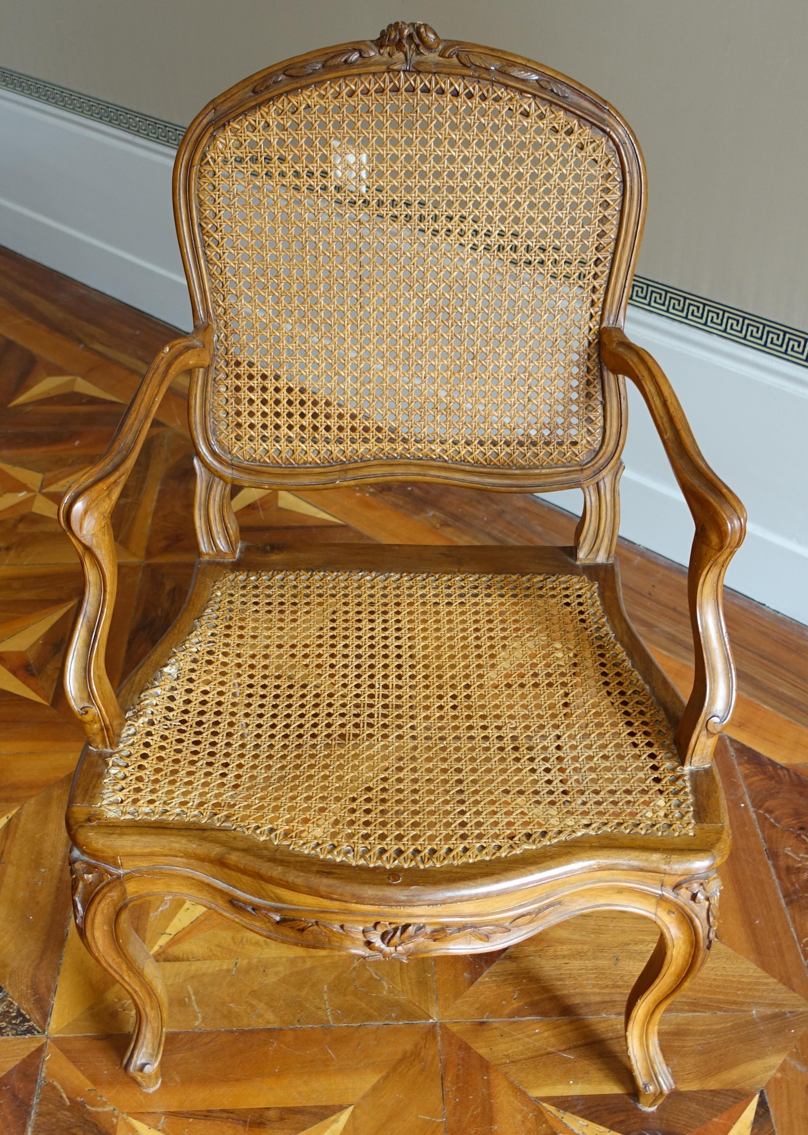 Pair of Louis XV walnut armchairs - 18th century - follower of Nogaret in vendita 4