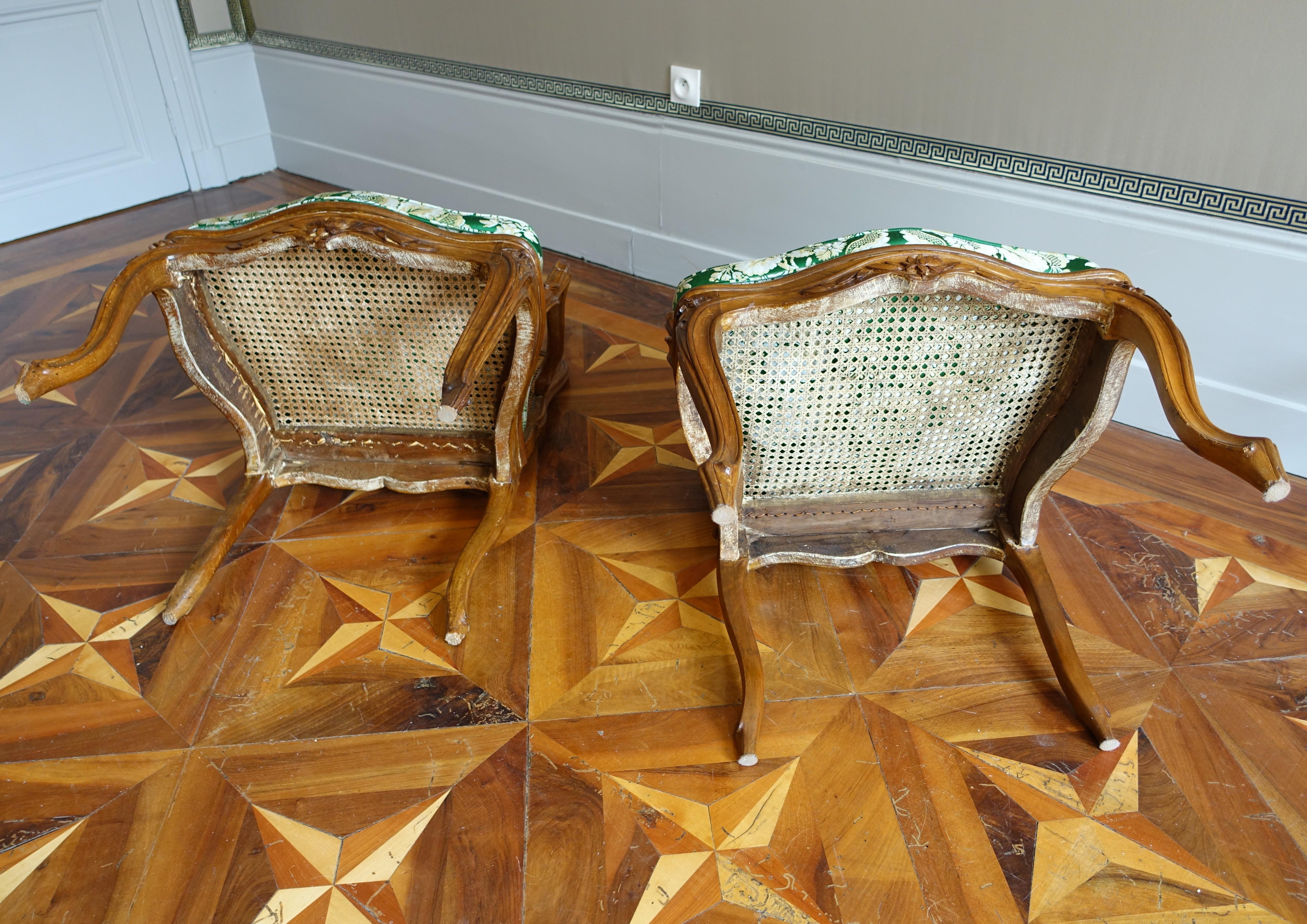 Pair of Louis XV walnut armchairs - 18th century - follower of Nogaret in vendita 5