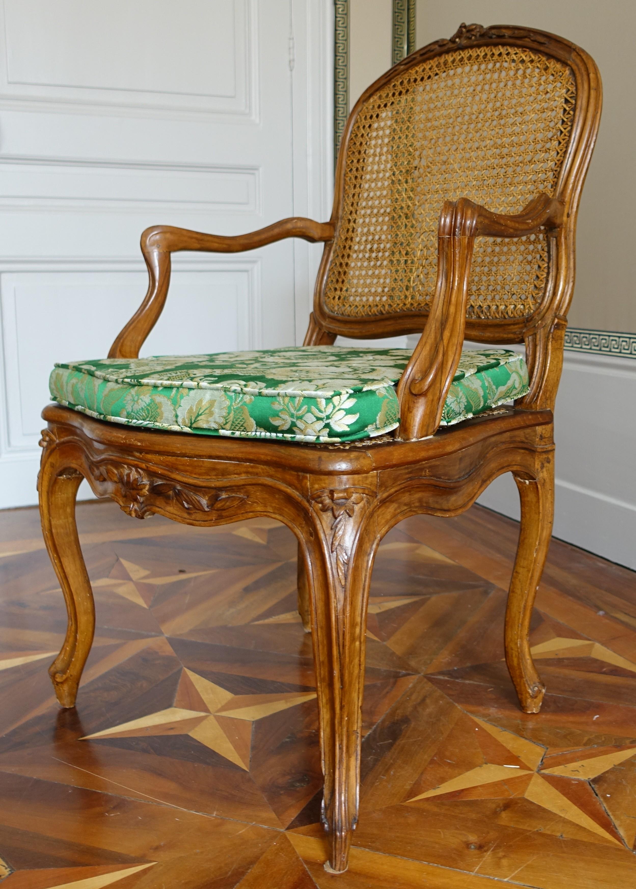 Pair of Louis XV walnut armchairs - 18th century - follower of Nogaret in vendita 6
