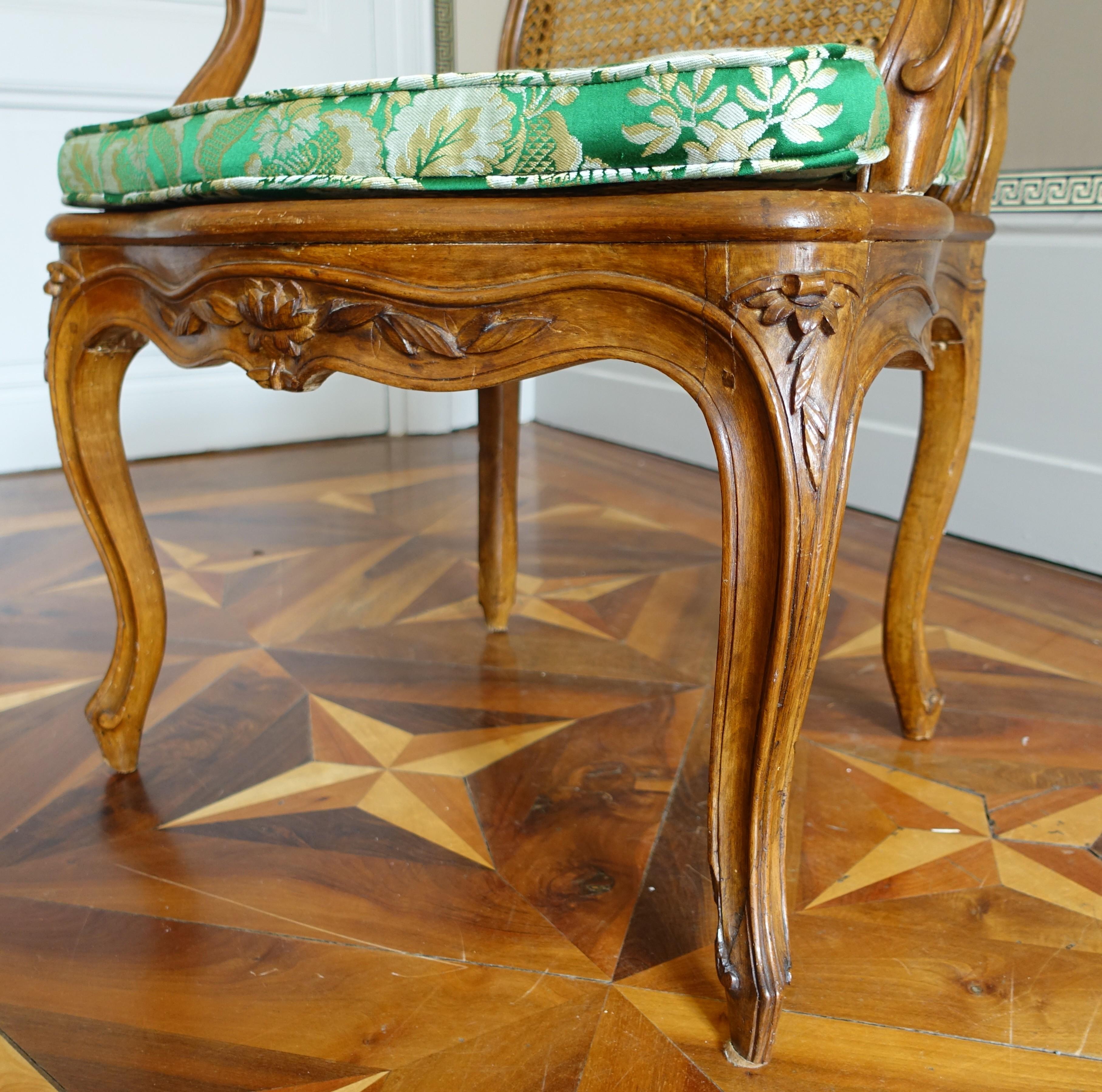 Pair of Louis XV walnut armchairs - 18th century - follower of Nogaret in vendita 7