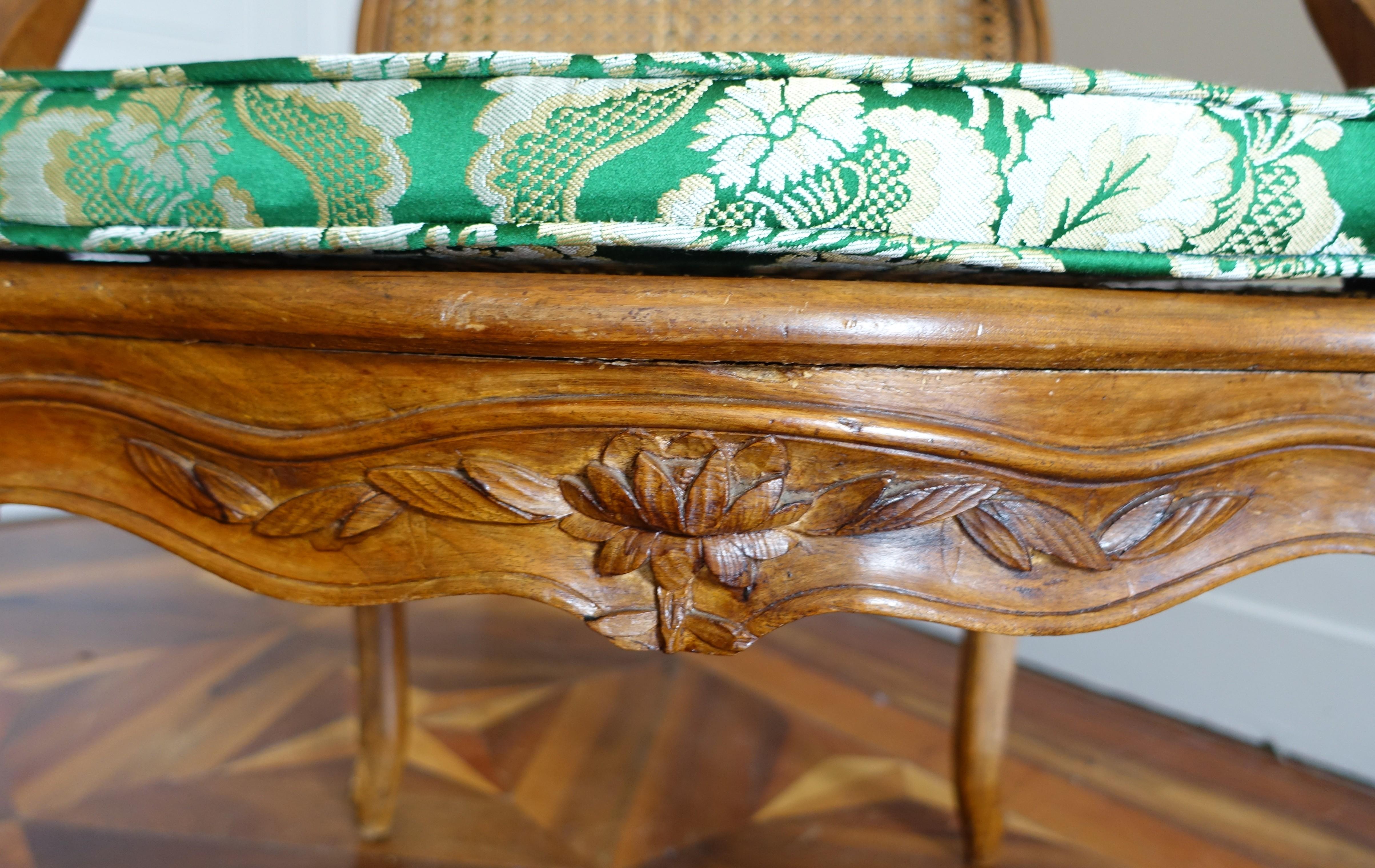 Pair of Louis XV walnut armchairs - 18th century - follower of Nogaret in vendita 8