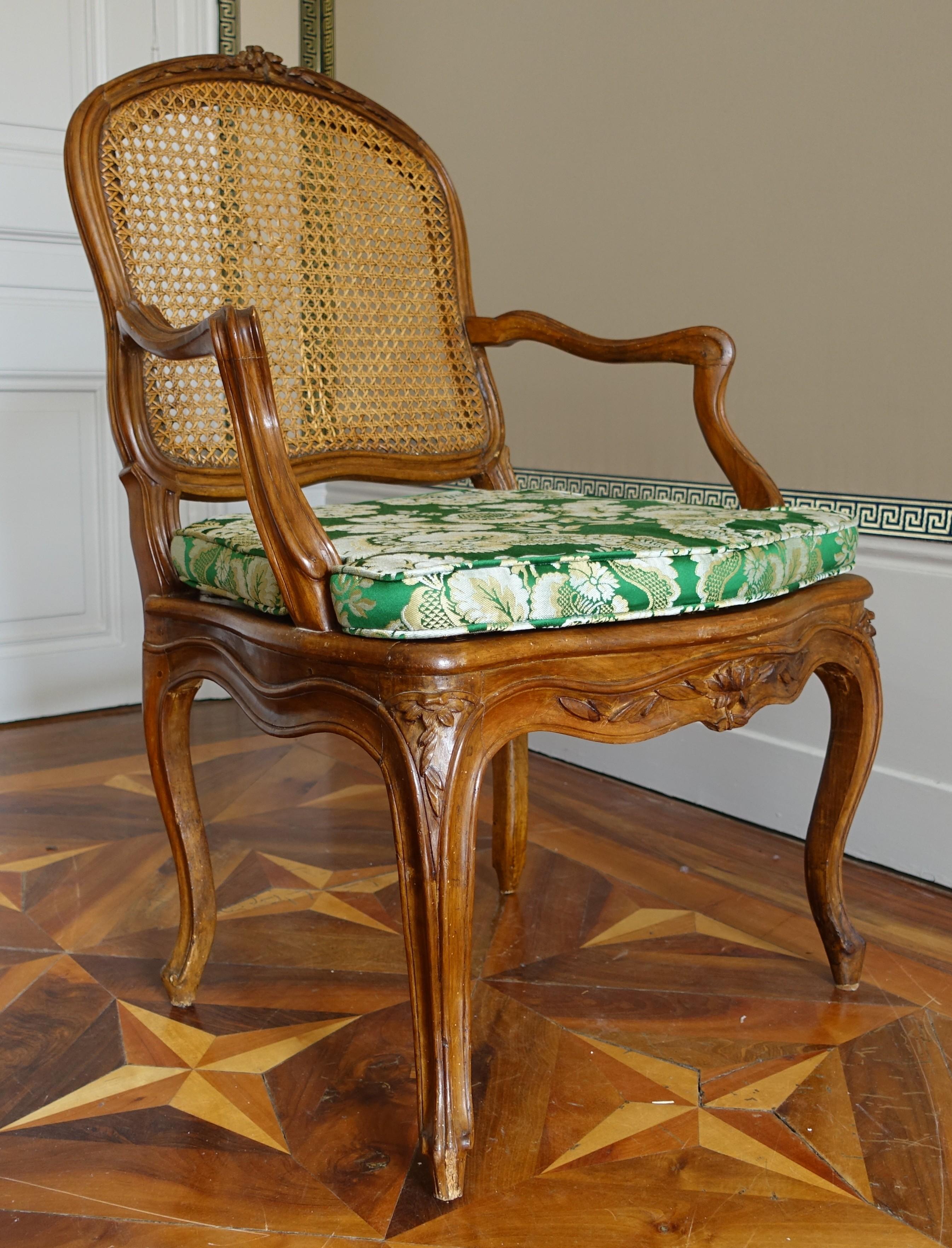 Pair of Louis XV walnut armchairs - 18th century - follower of Nogaret in vendita 10
