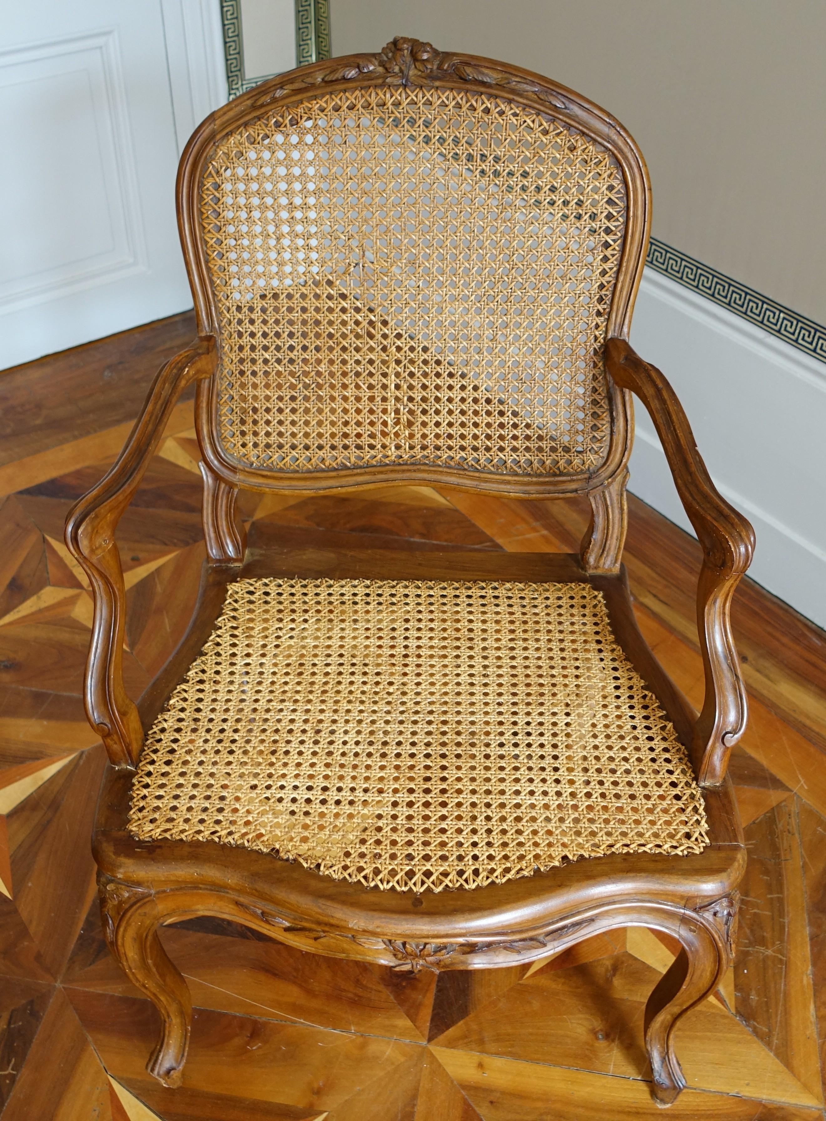 Pair of Louis XV walnut armchairs - 18th century - follower of Nogaret in vendita 11