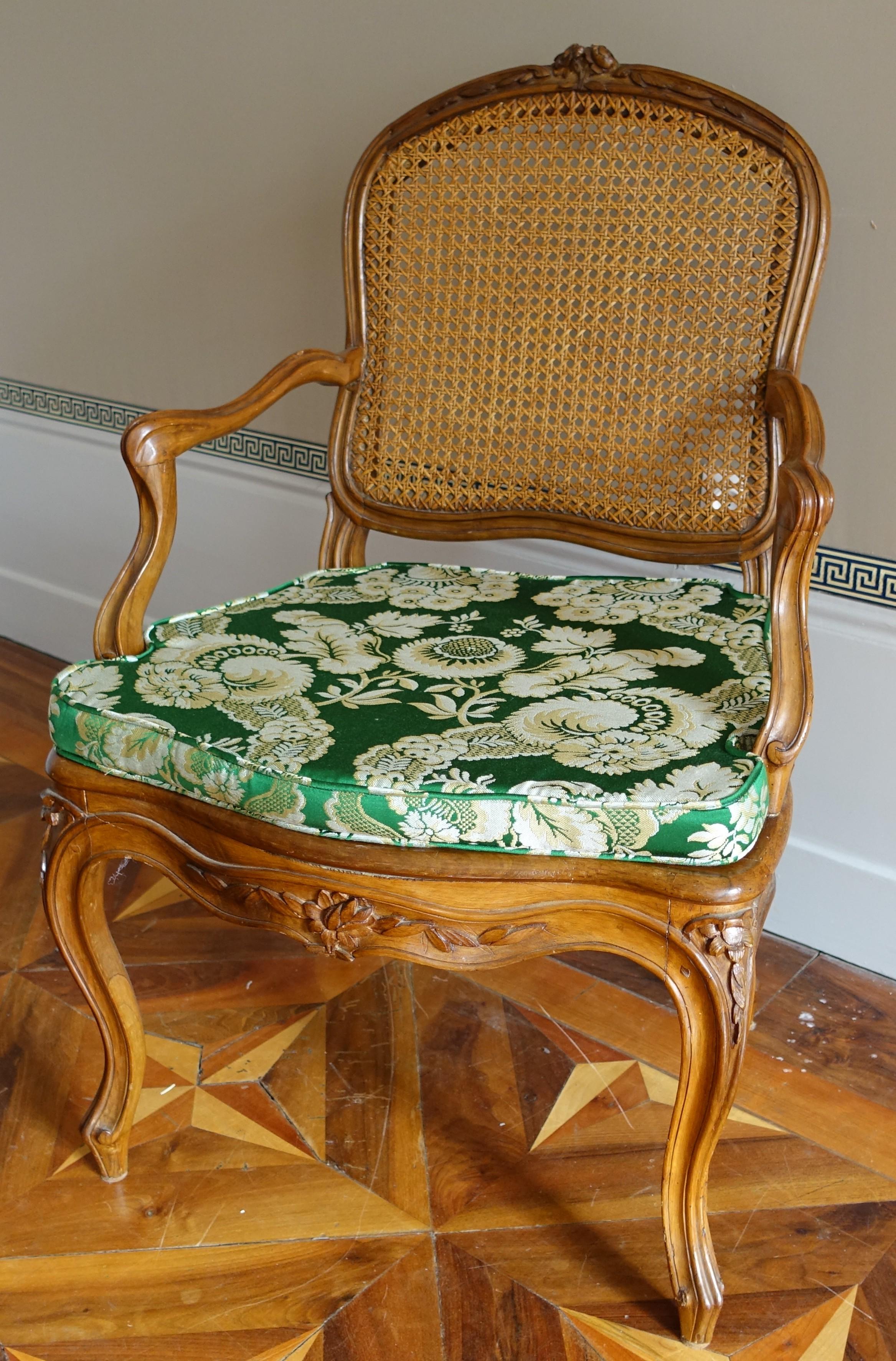Luigi XV Pair of Louis XV walnut armchairs - 18th century - follower of Nogaret in vendita