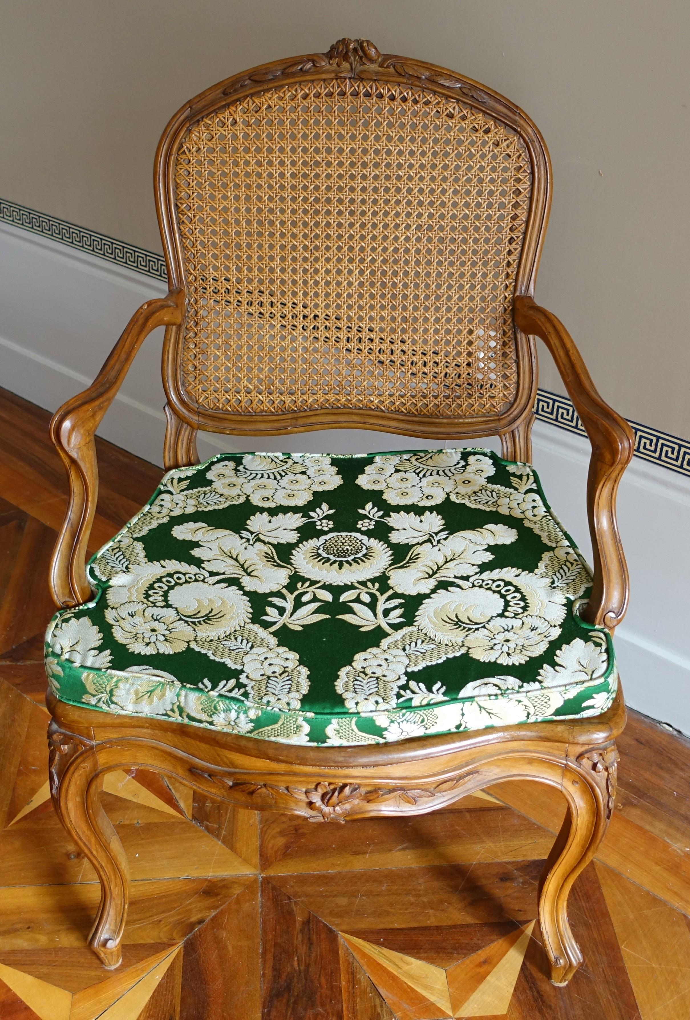 Francese Pair of Louis XV walnut armchairs - 18th century - follower of Nogaret in vendita