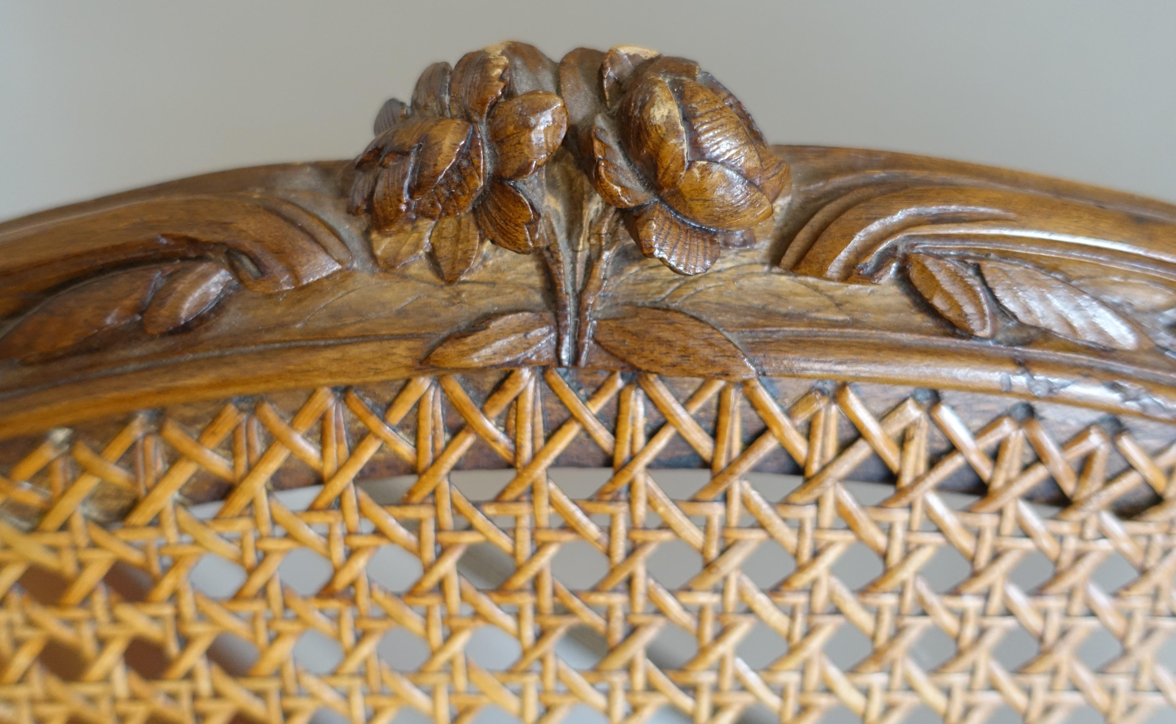 Intagliato a mano Pair of Louis XV walnut armchairs - 18th century - follower of Nogaret in vendita