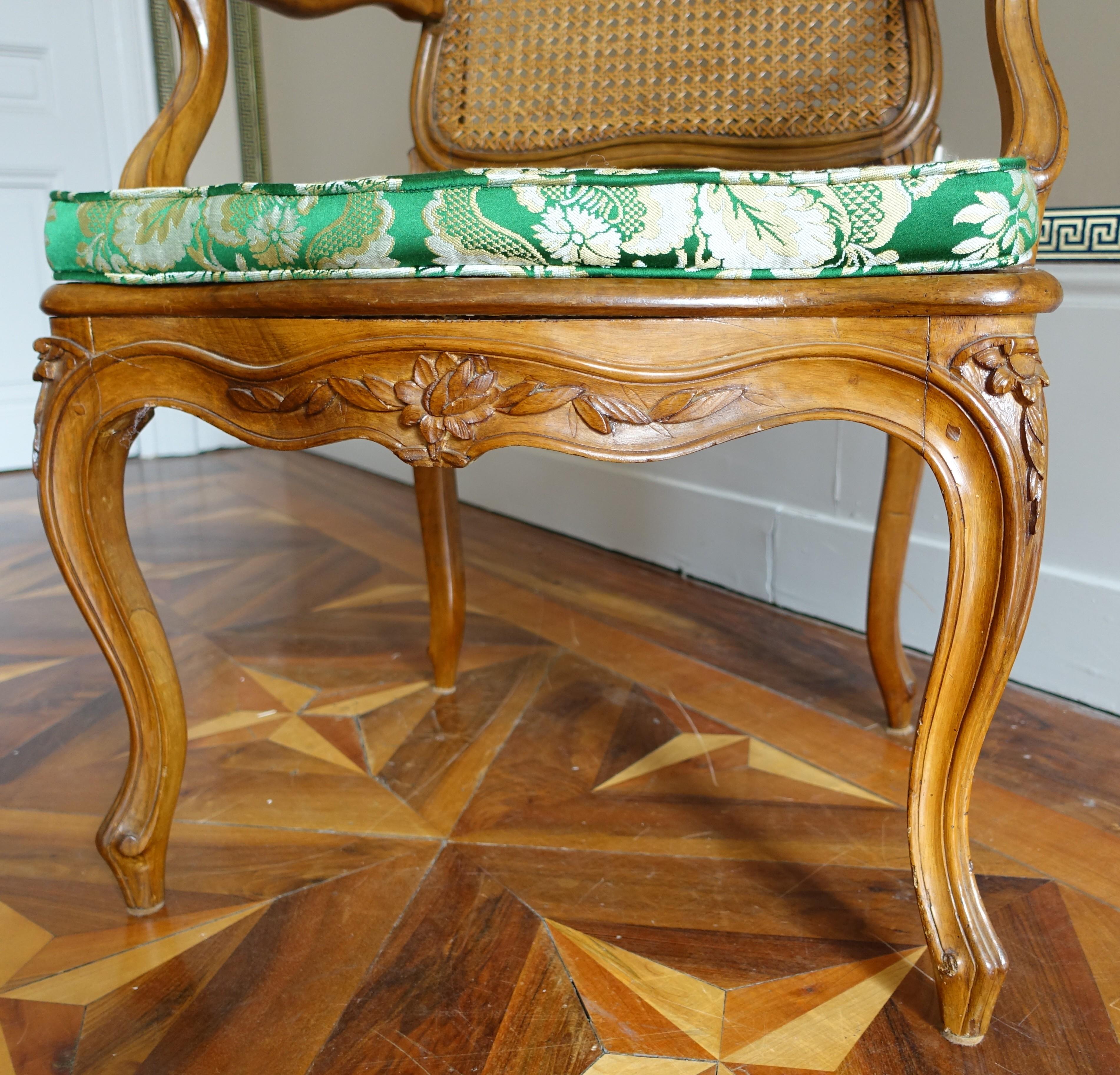 Pair of Louis XV walnut armchairs - 18th century - follower of Nogaret In condizioni buone in vendita a GRENOBLE, FR