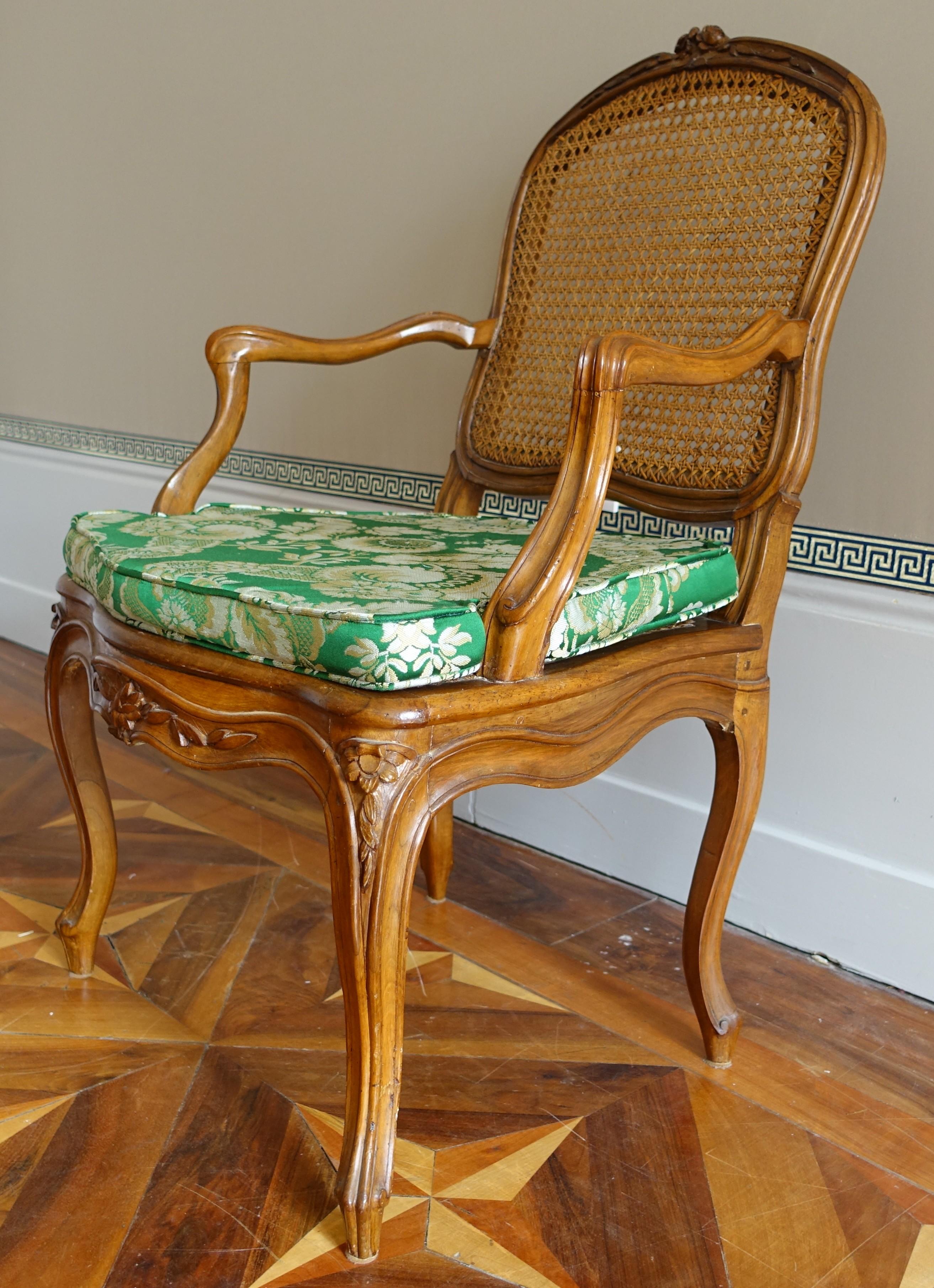 XVIII secolo Pair of Louis XV walnut armchairs - 18th century - follower of Nogaret in vendita