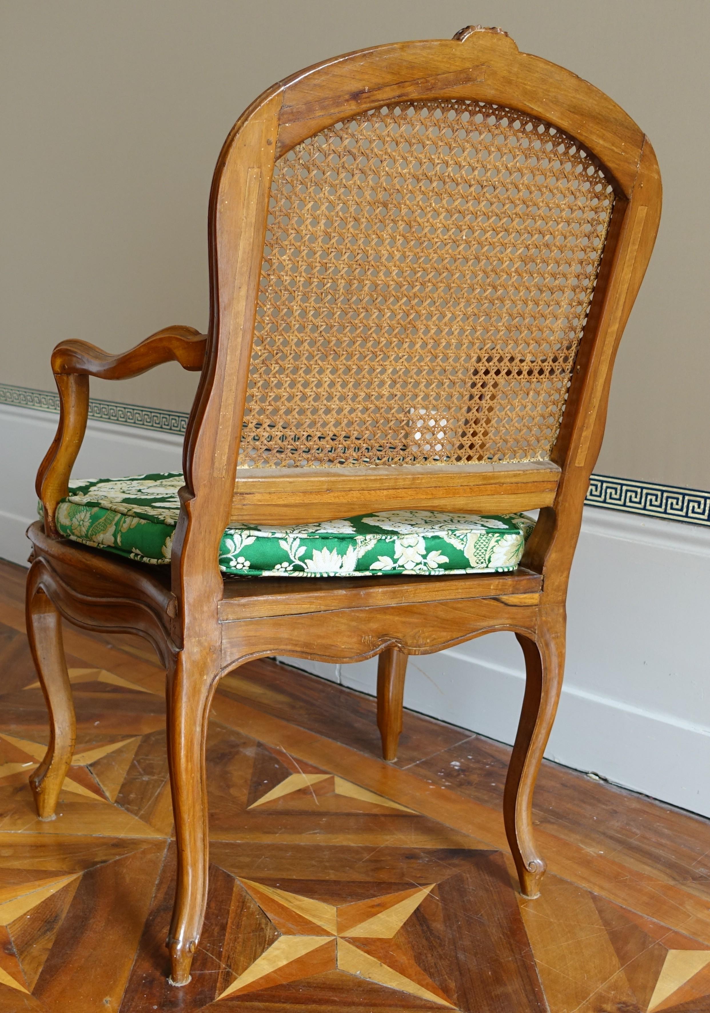 Seta Pair of Louis XV walnut armchairs - 18th century - follower of Nogaret in vendita