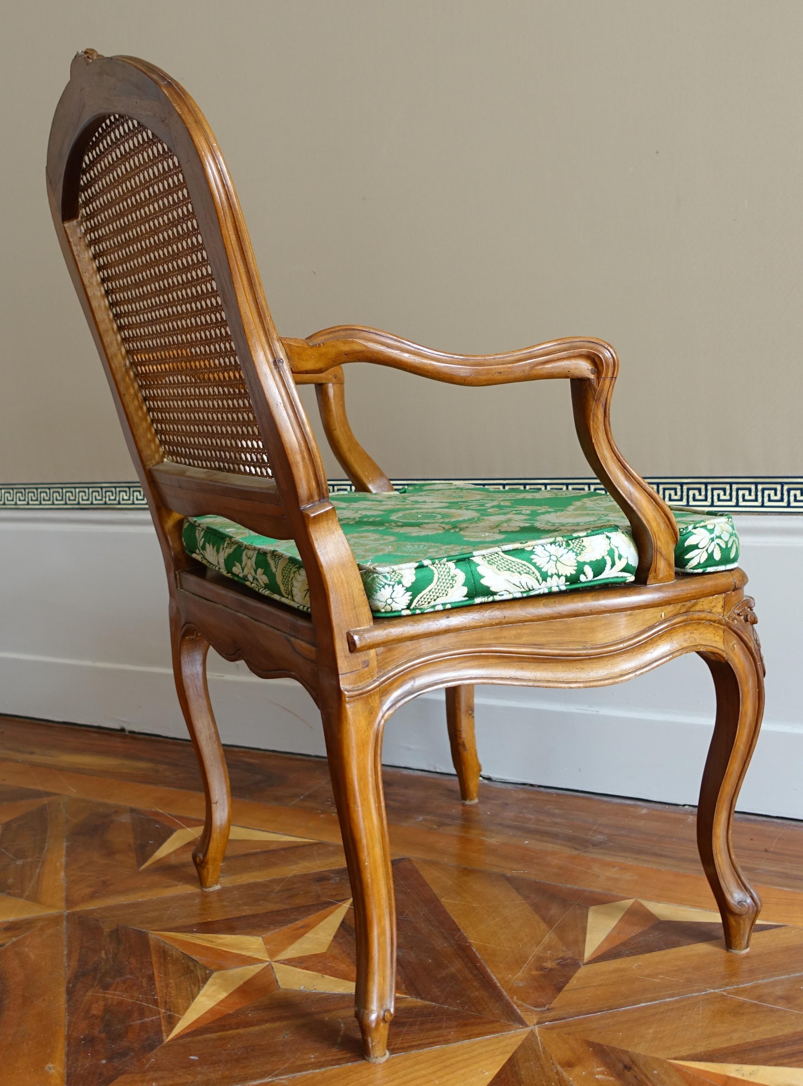 Pair of Louis XV walnut armchairs - 18th century - follower of Nogaret in vendita 1