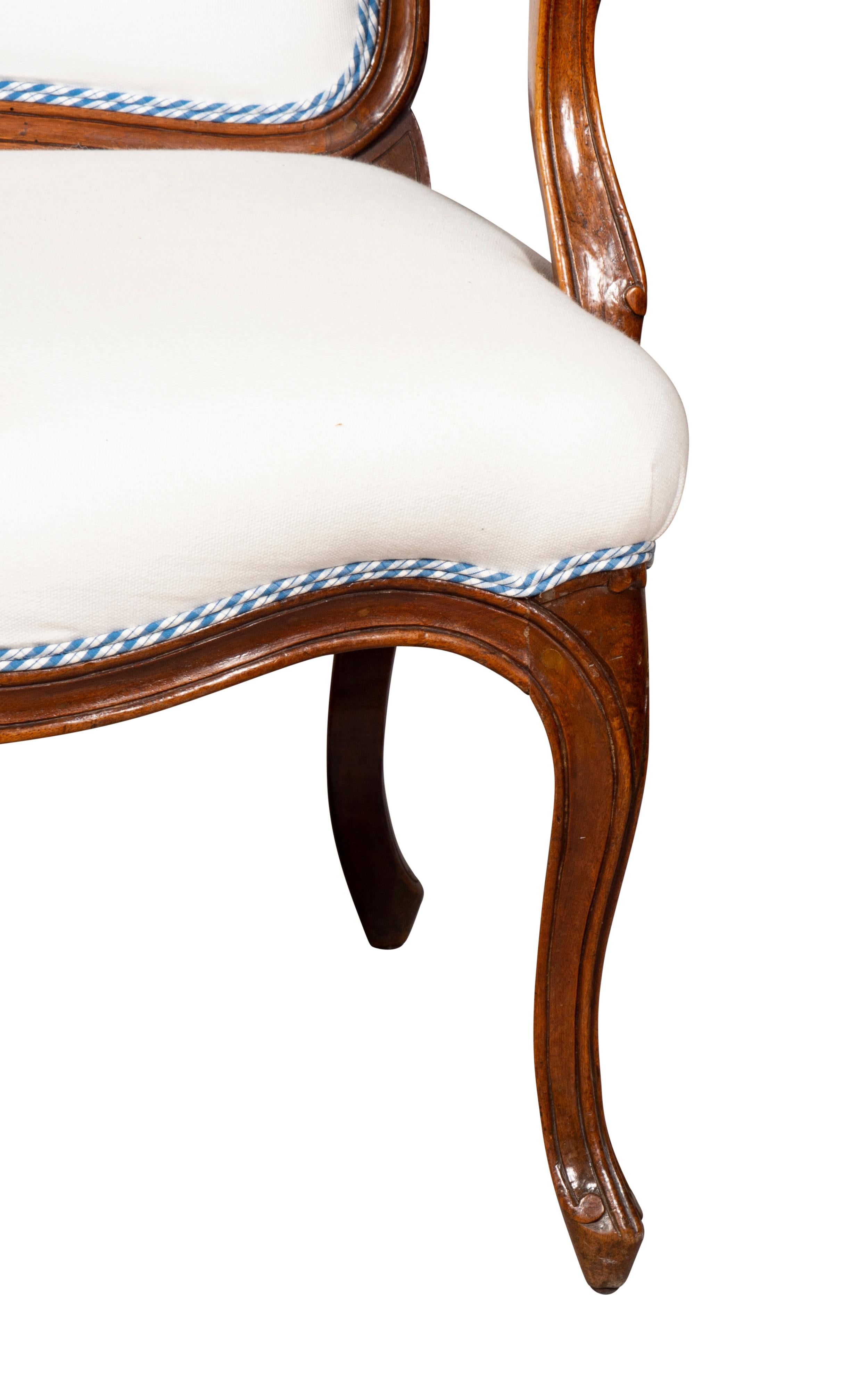 Paar Louis XV.-Sessel aus Nussbaumholz im Angebot 4