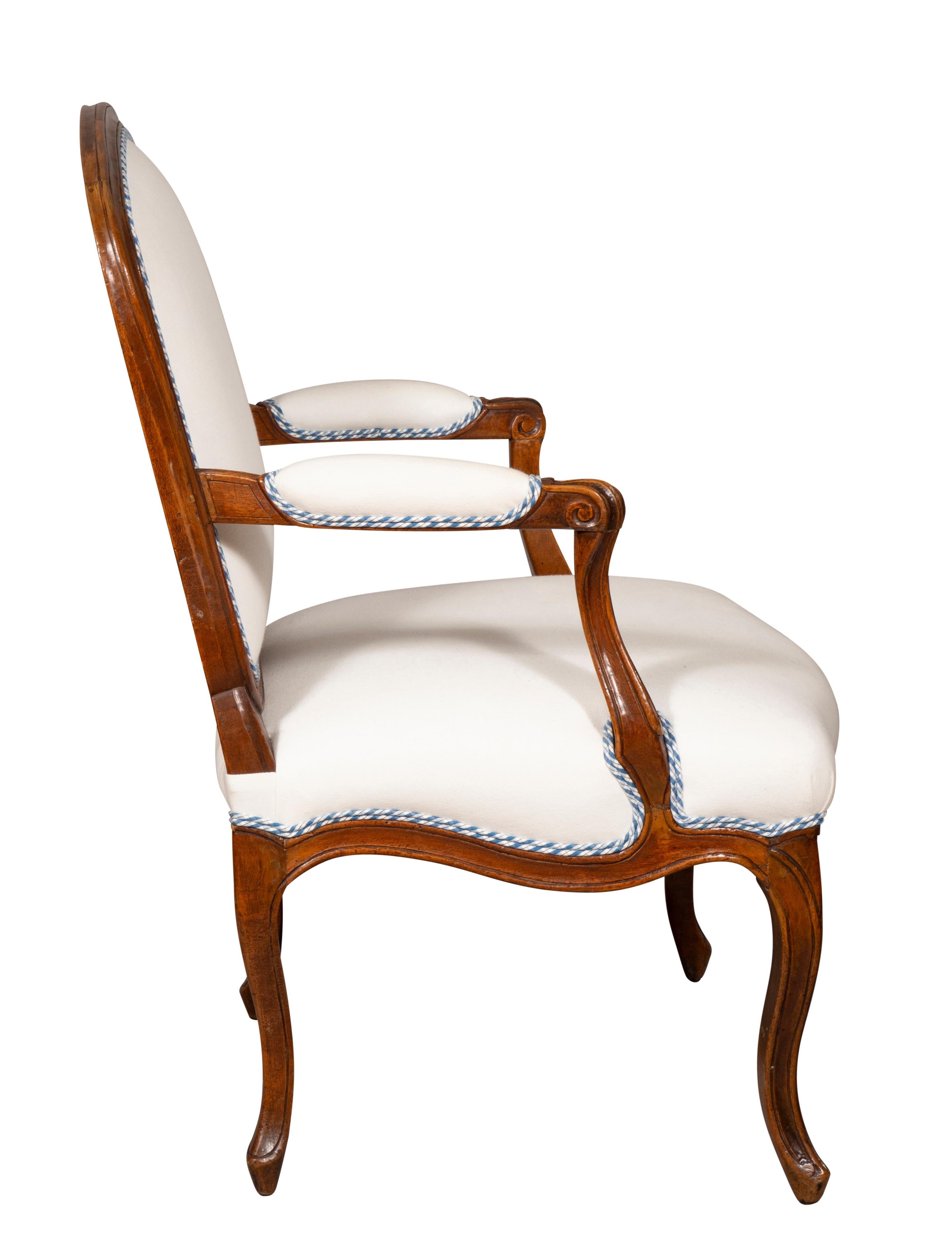 Paar Louis XV.-Sessel aus Nussbaumholz (Mitte des 18. Jahrhunderts) im Angebot