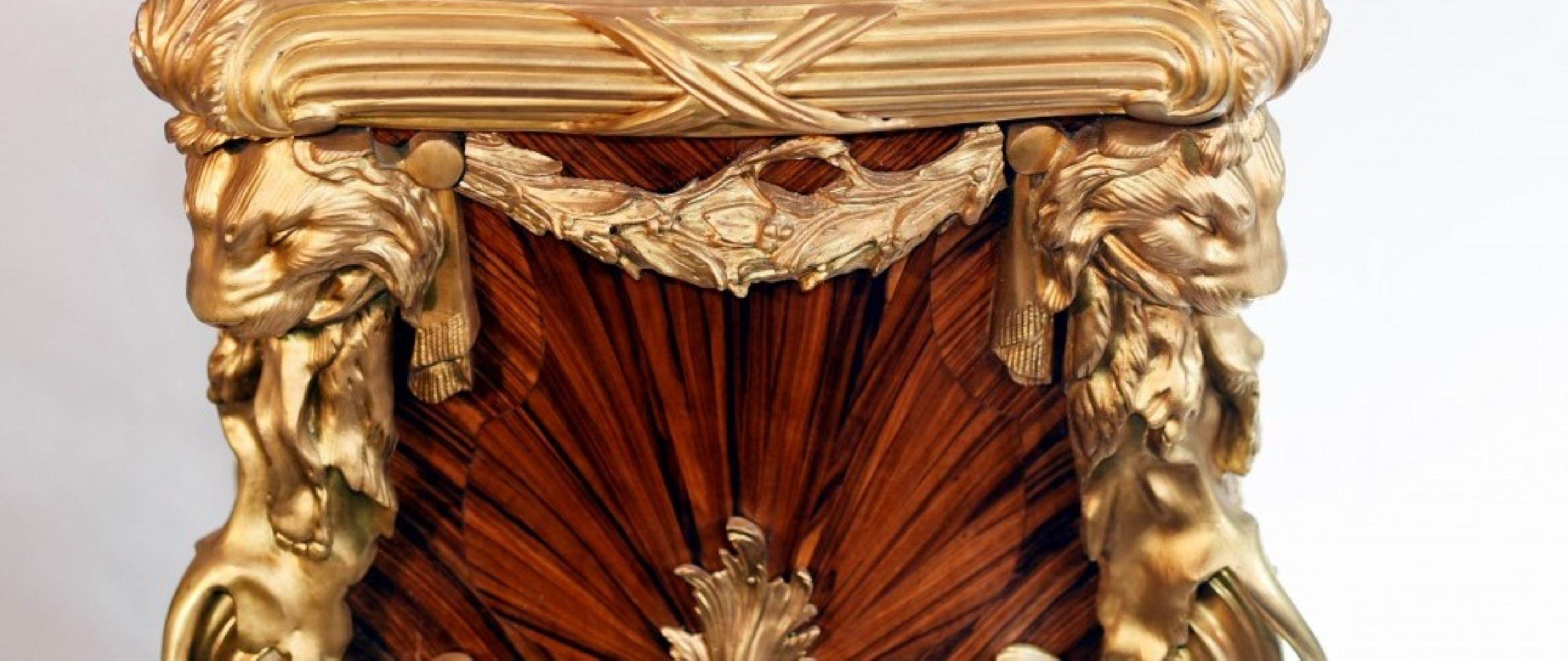 Fabuleuse paire de piédestaux en marqueterie de style Linke à plateau de marbre
François Linke (1855-1946) était un ébéniste réputé de la fin du 19e siècle.
Ces piédestaux sont fabriqués en bois de roi ou en bronze doré, avec des têtes de lion aux