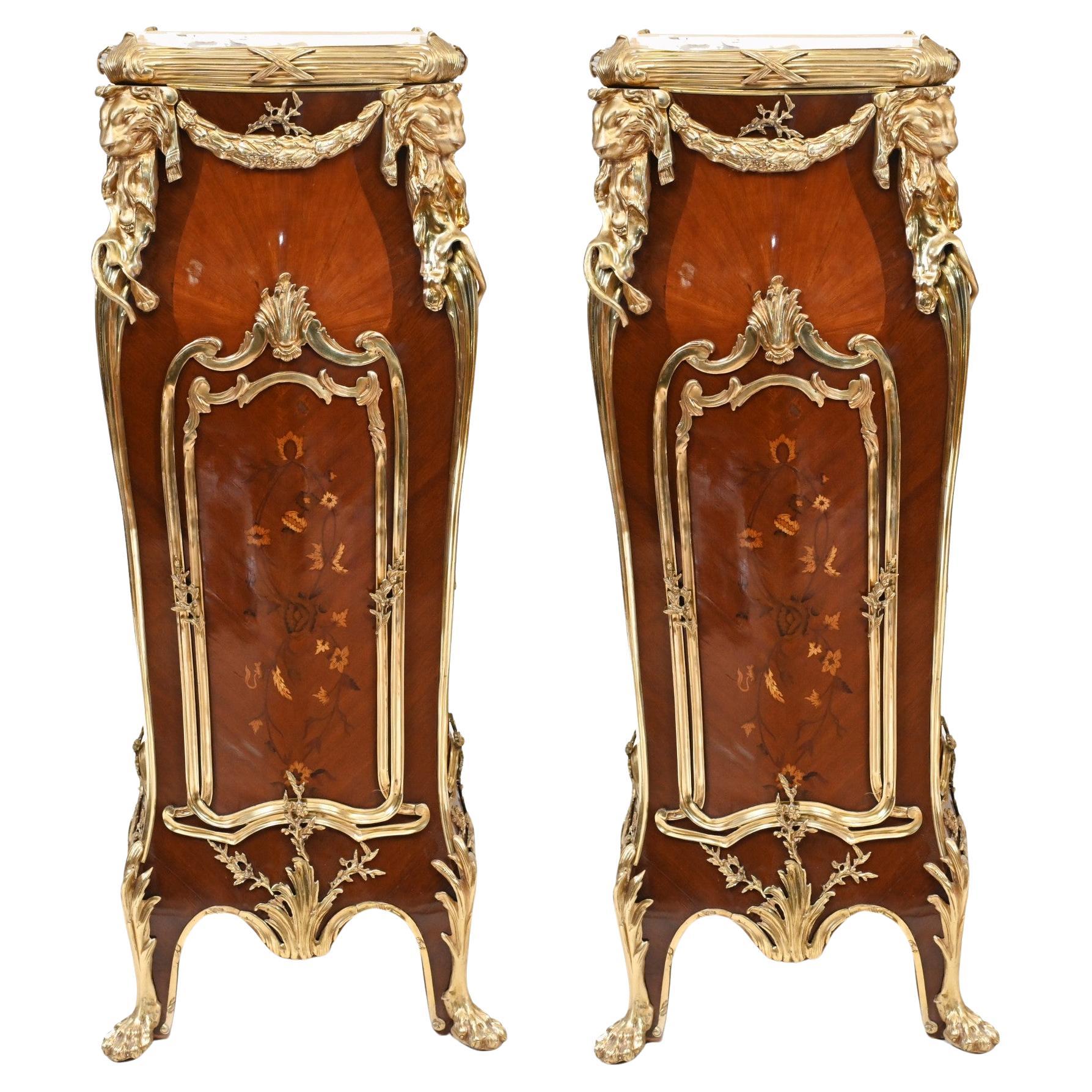 Paire de piédestaux de style Louis Xv1 surmontés de marbre