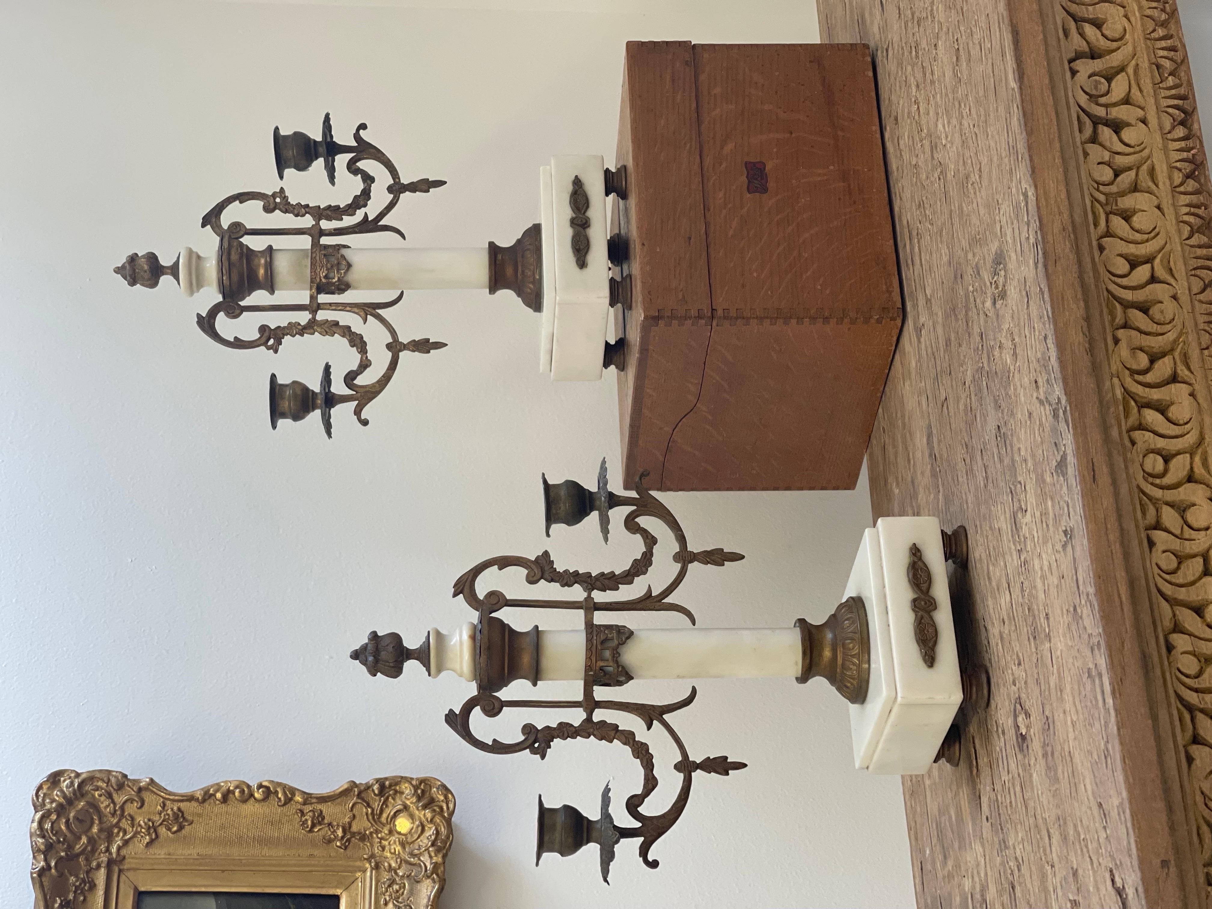 Bronzo Coppia di candelabri Luigi XVI del XIX secolo in bronzo dorato, metallo dorato e marmo in vendita