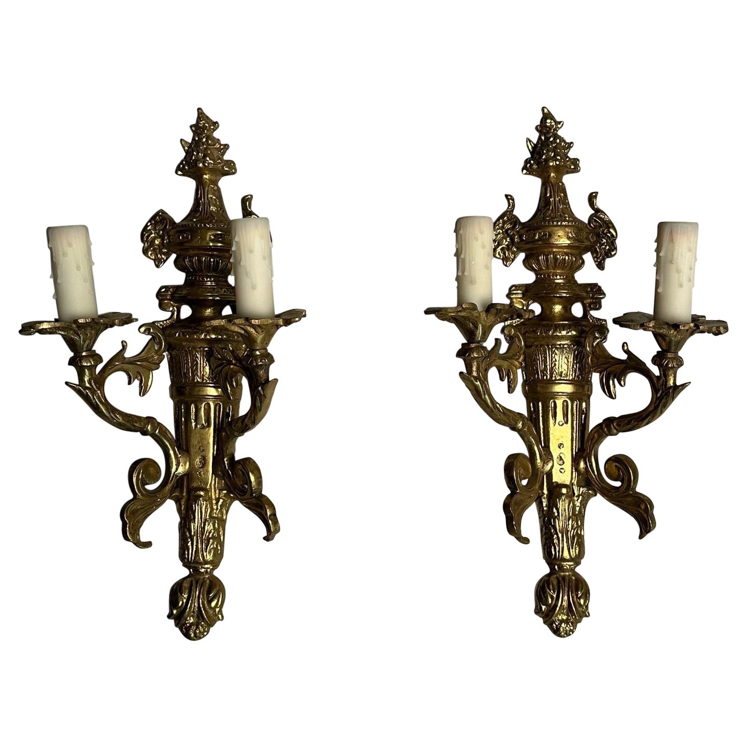 Pareja de candelabros ornamentados de bronce estilo Luis XVI / Adams, de dos luces, Francia, años 40
