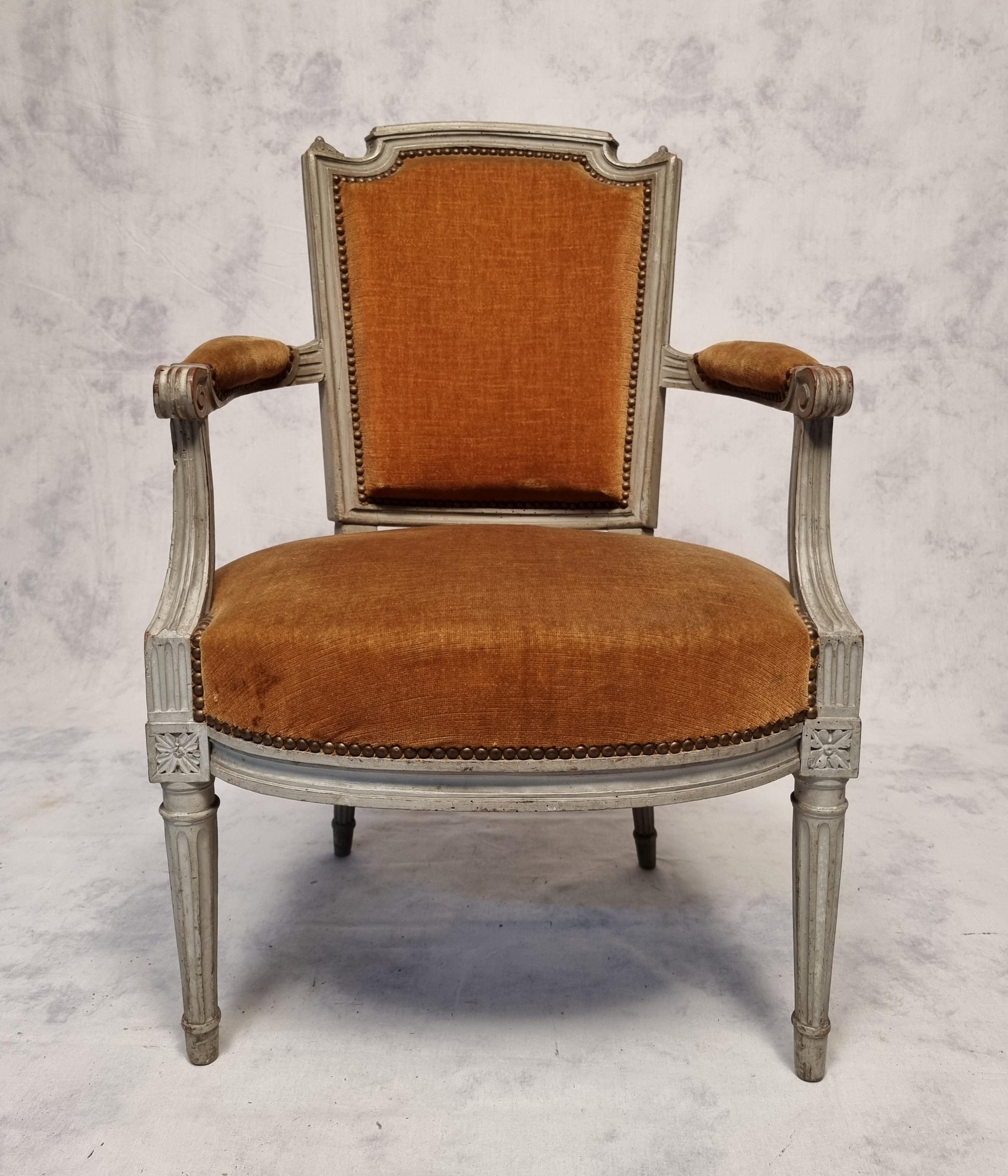 Paire de fauteuils Louis XVI en bois laqué - 18ème siècle en vente 1