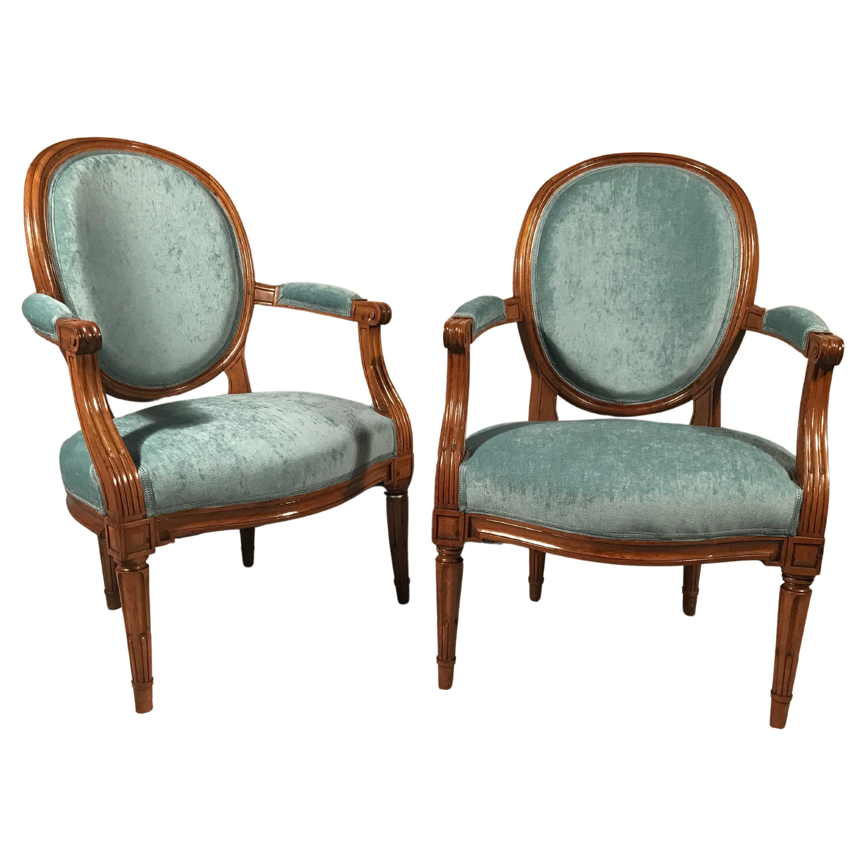 Entdecken Sie ein atemberaubendes Paar französischer Louis-XVI-Sessel aus dem 18. Jahrhundert mit eleganter, ovaler Rückenlehne. Diese exquisiten Sessel zeigen die zeitlose Schönheit des Louis XVI-Designs, ergänzt durch eine neue Polsterung aus