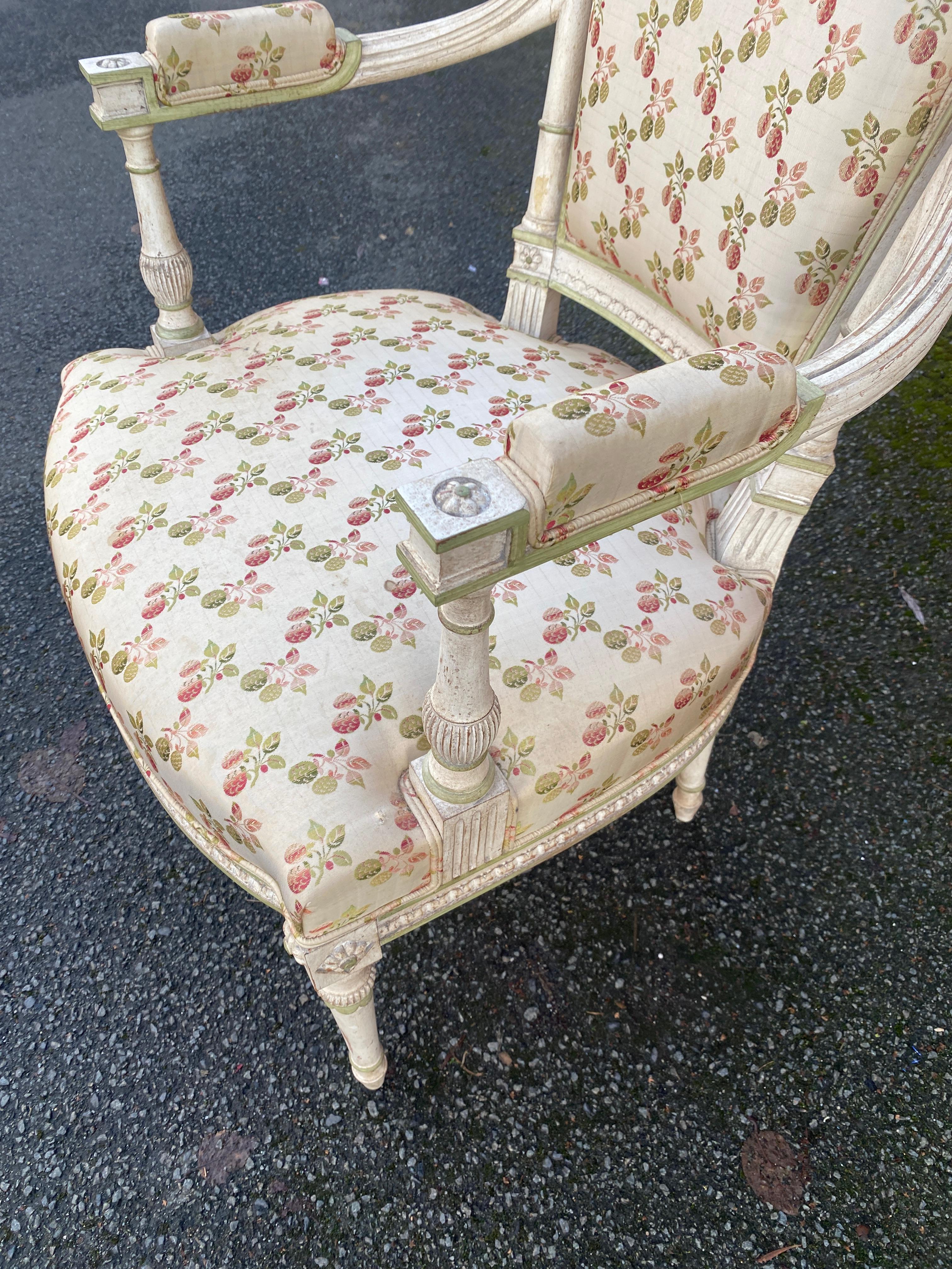 Paire de fauteuils Louis XVI à dossiers incurvés en bois laqué crème en vente 3