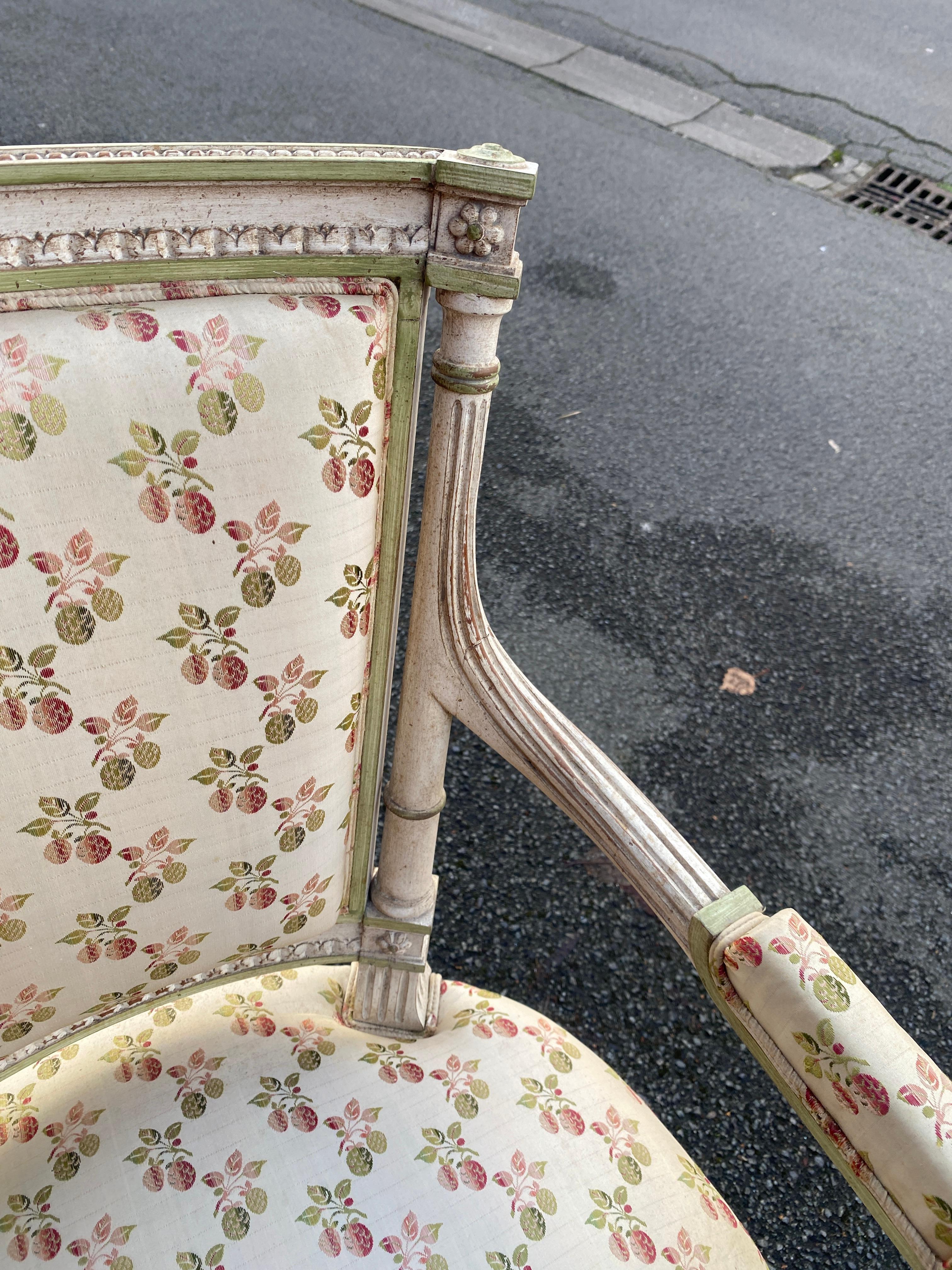 Paire de fauteuils Louis XVI à dossiers incurvés en bois laqué crème en vente 4