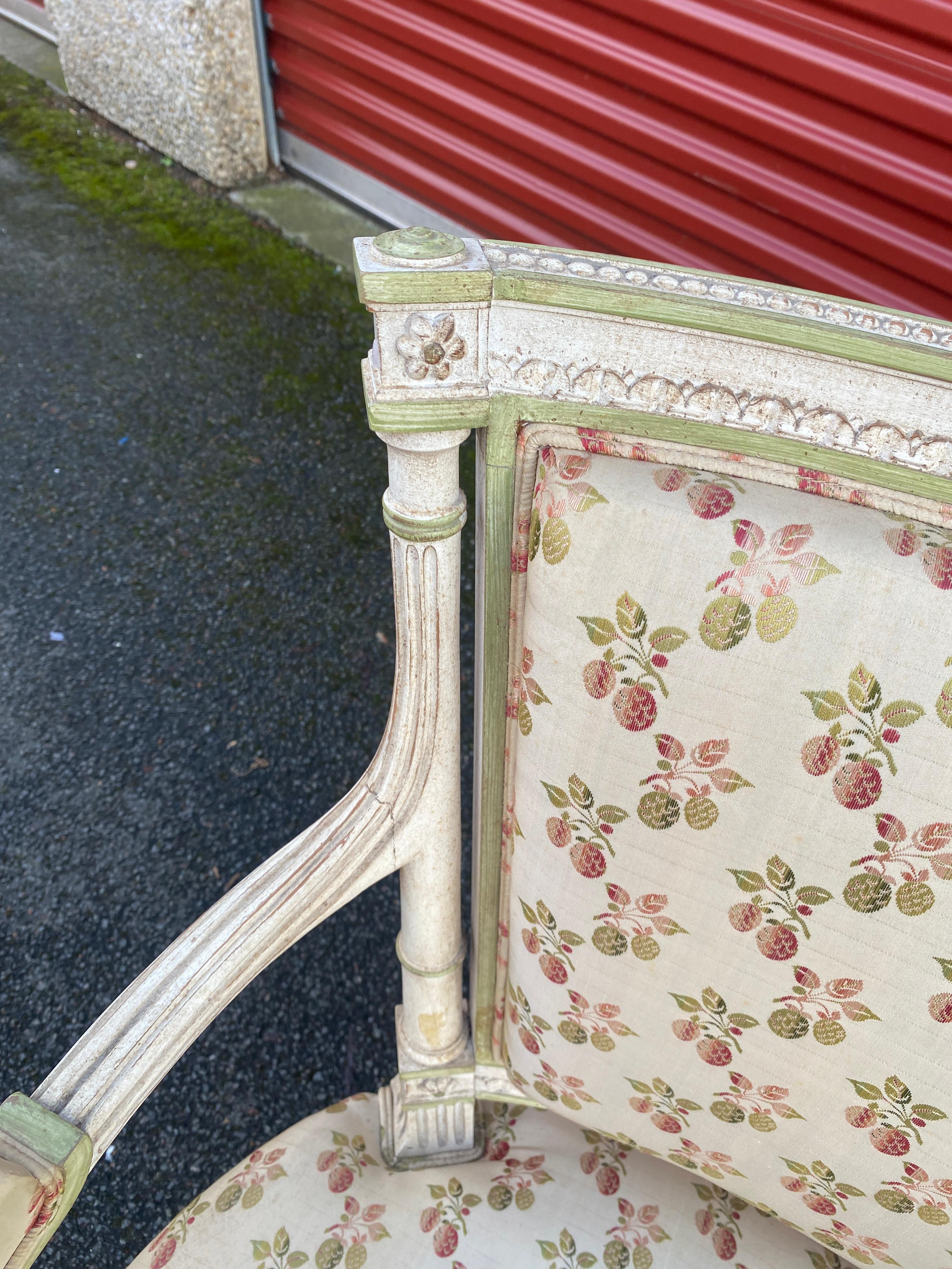 Paire de fauteuils Louis XVI à dossiers incurvés en bois laqué crème en vente 5