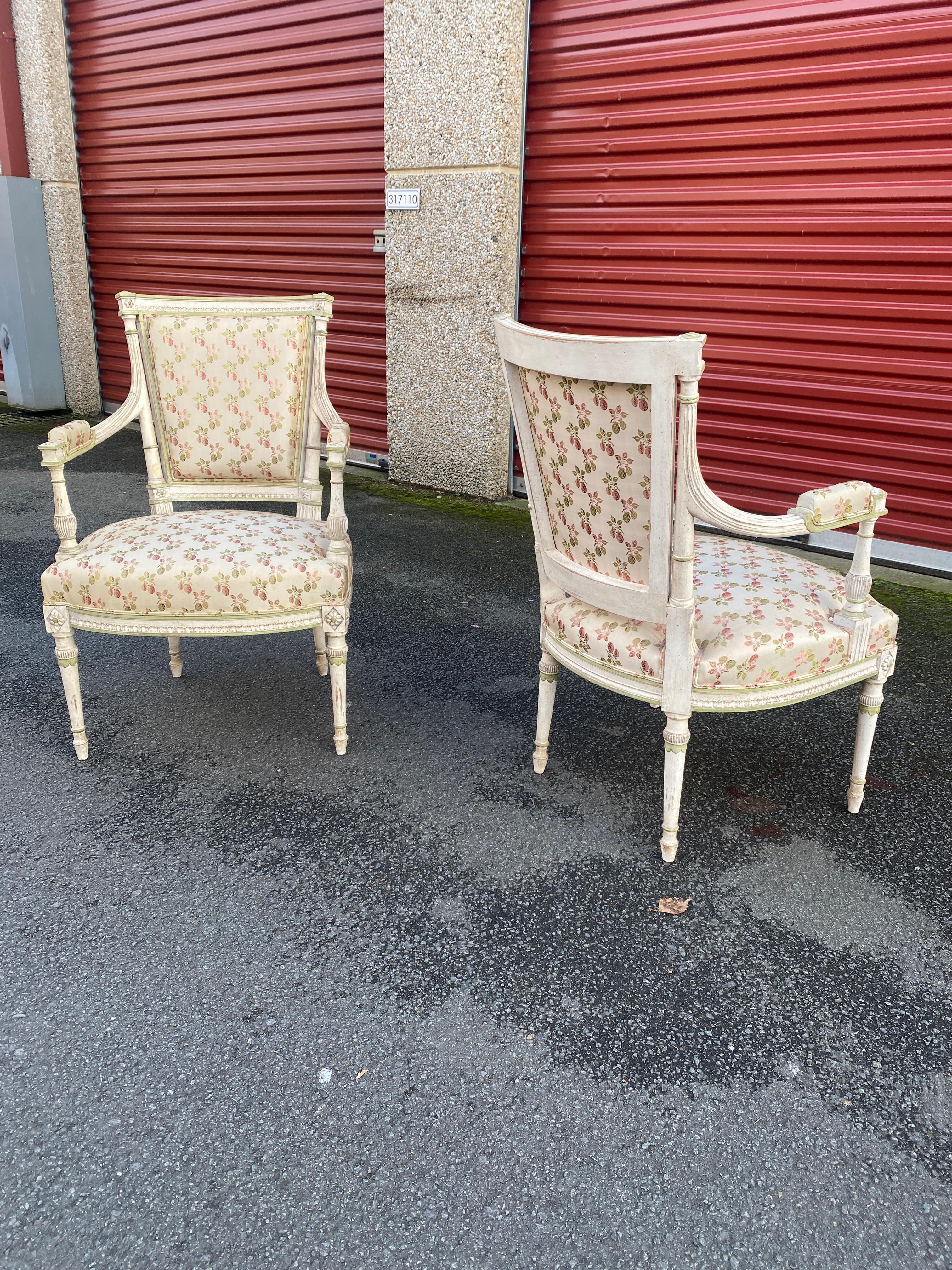 Paire de fauteuils Louis XVI à dossiers incurvés en bois laqué crème en vente 6