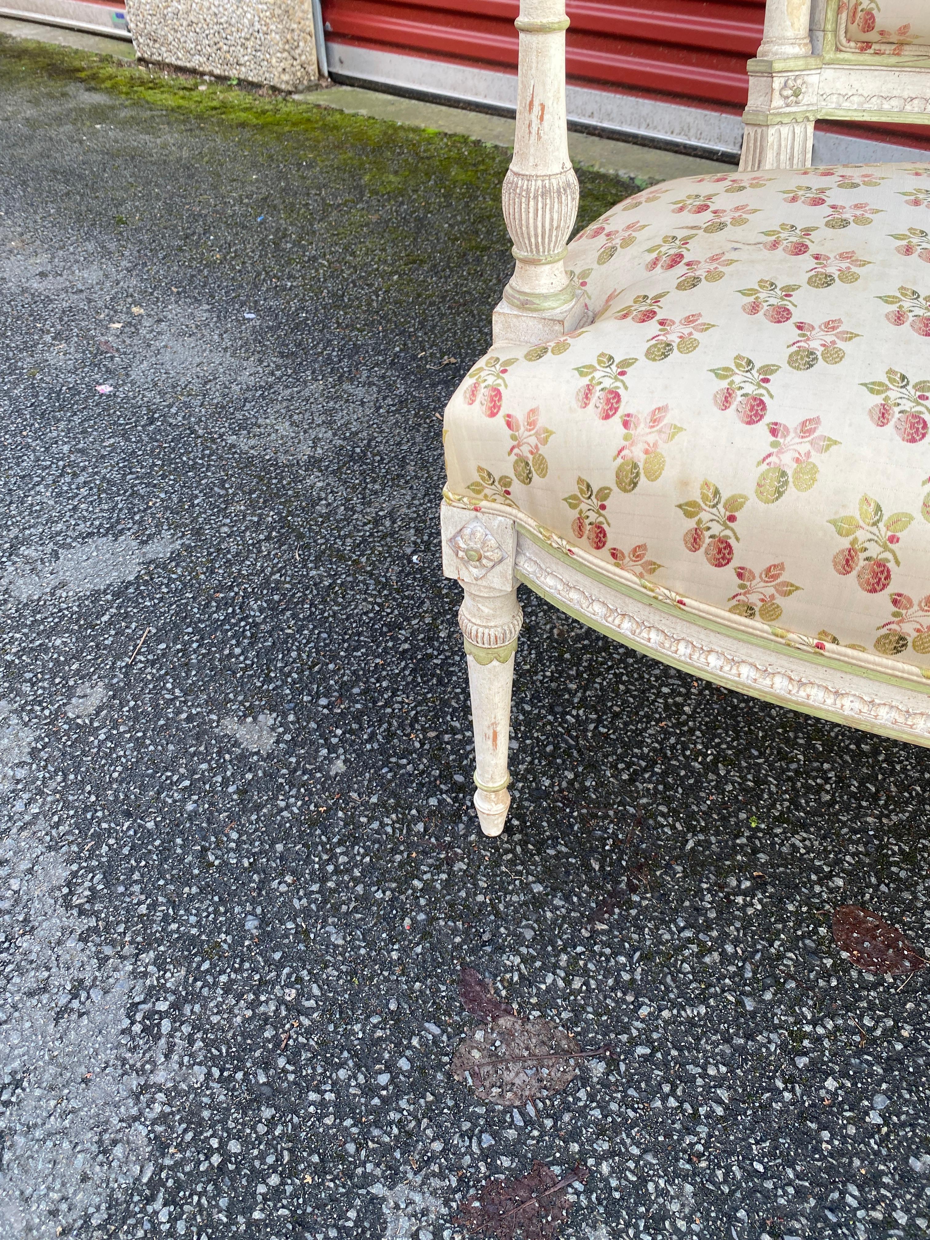 Paire de fauteuils Louis XVI à dossiers incurvés en bois laqué crème en vente 7