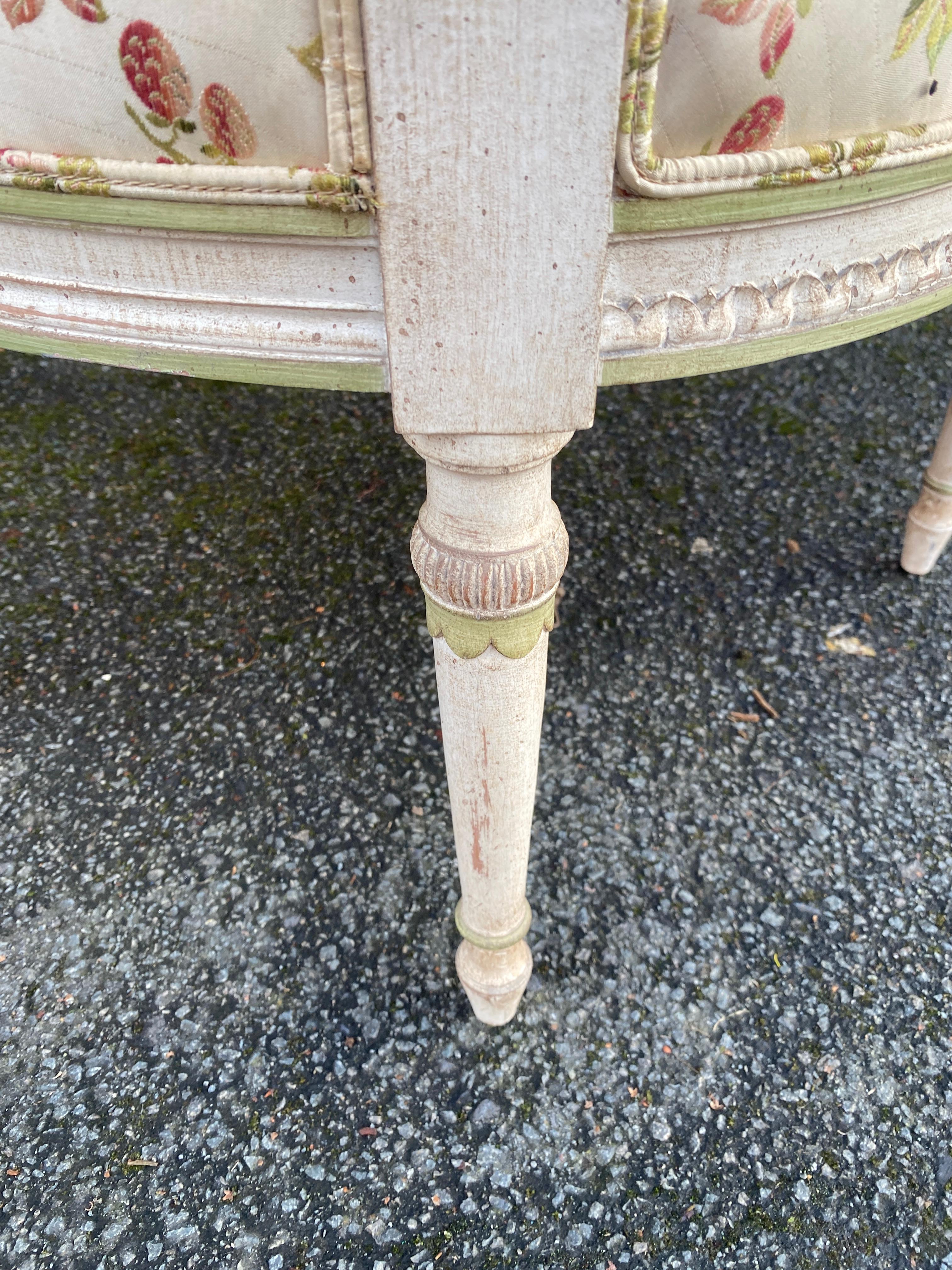 Paire de fauteuils Louis XVI à dossiers incurvés en bois laqué crème en vente 8
