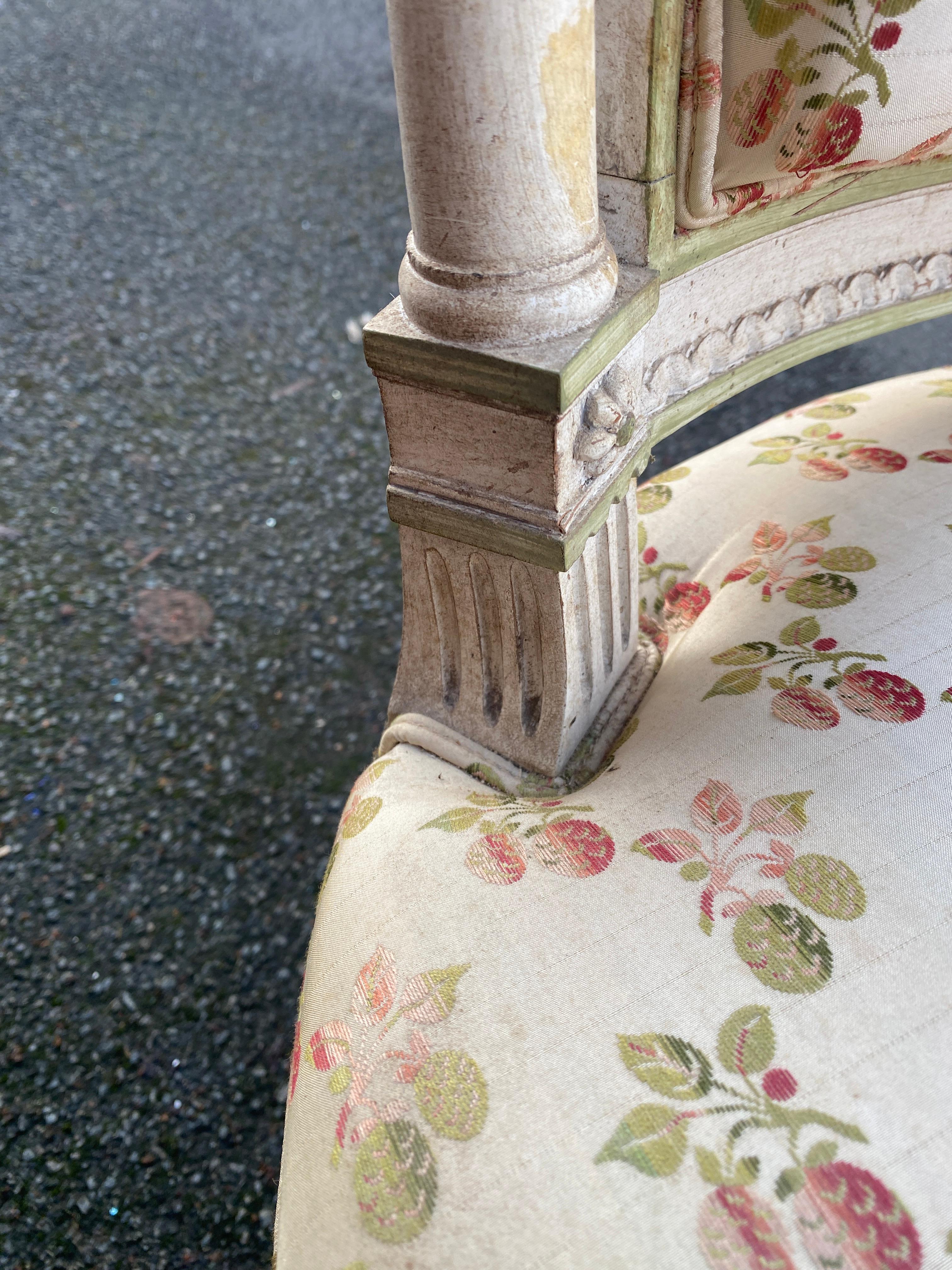 Paire de fauteuils Louis XVI à dossiers incurvés en bois laqué crème en vente 9